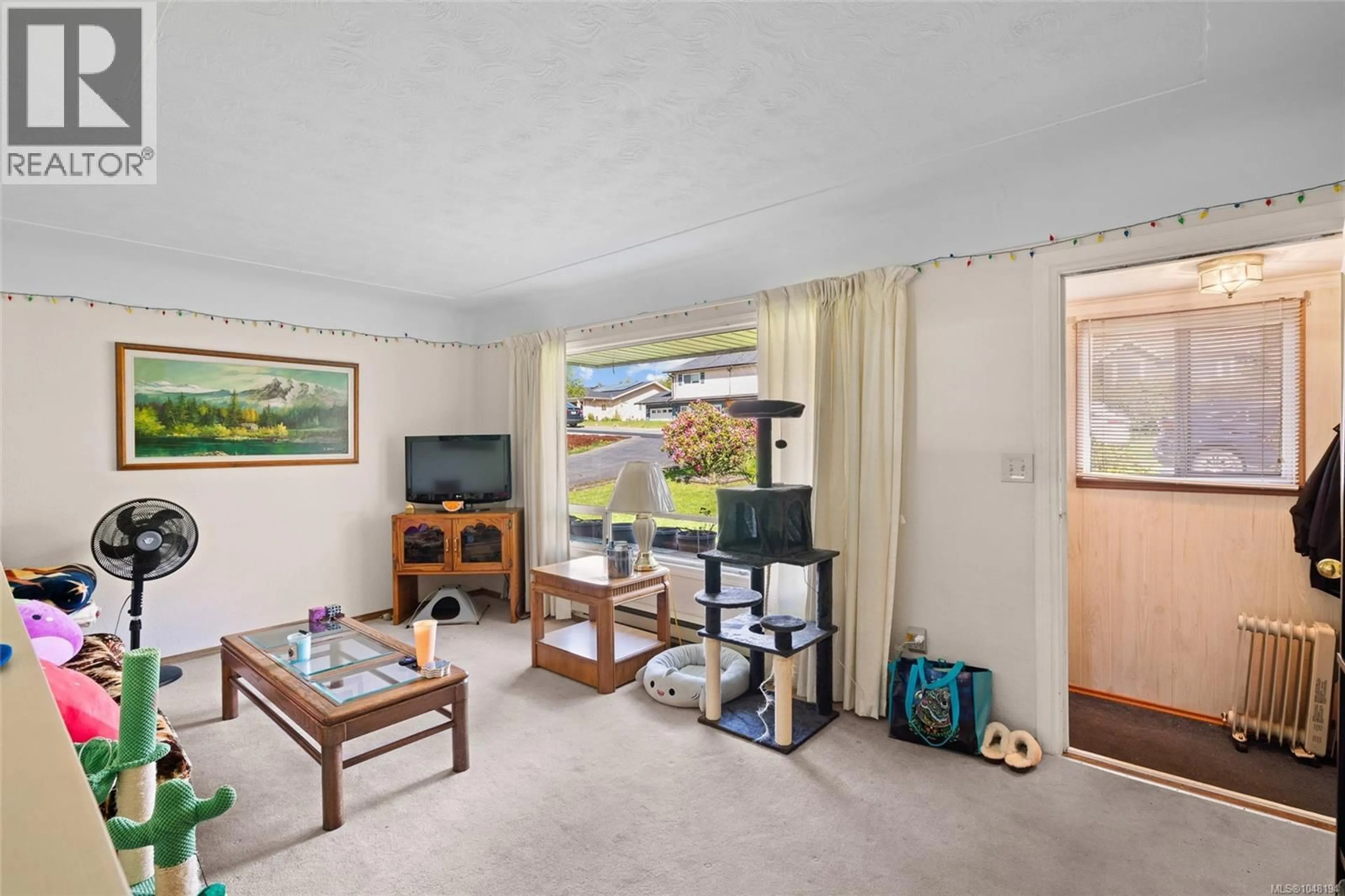 Living room with furniture, unknown for 625 BROADWAY STREET, Saanich British Columbia V8Z2G5