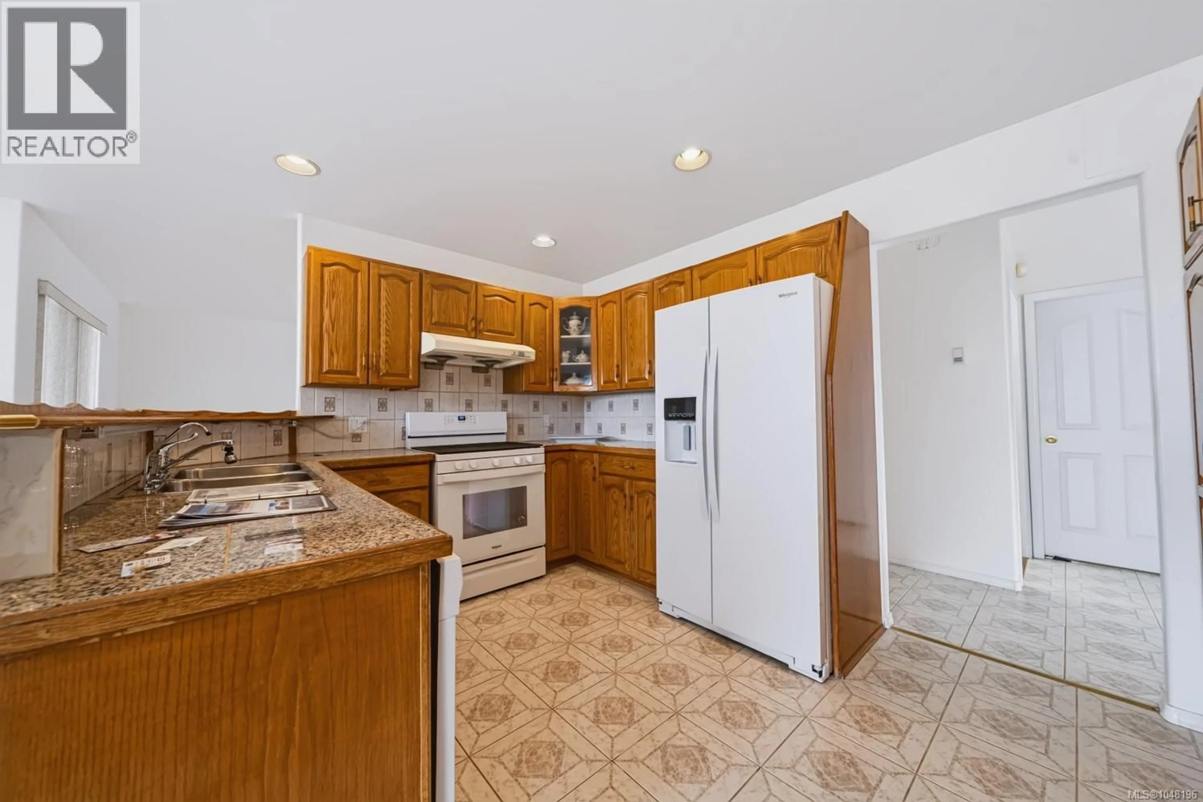 Standard kitchen, ceramic/tile floor for 846 WRIGHT ROAD, Parksville British Columbia V9P1Z9