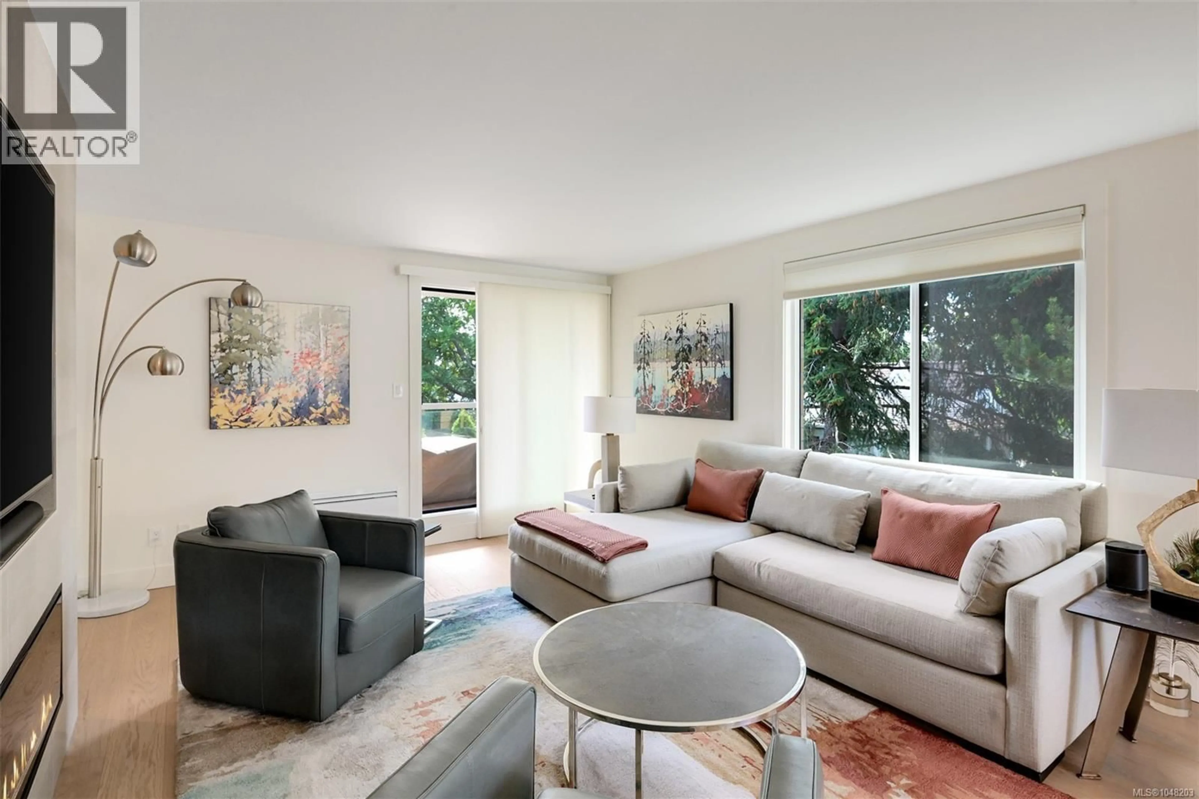 Living room with furniture, unknown for 302 - 1280 NEWPORT AVENUE, Oak Bay British Columbia V8S5E7