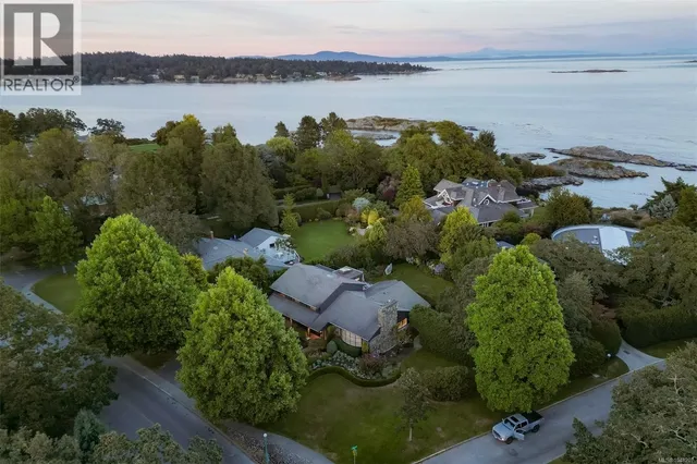 3055 BEACH DRIVE, Oak Bay 2