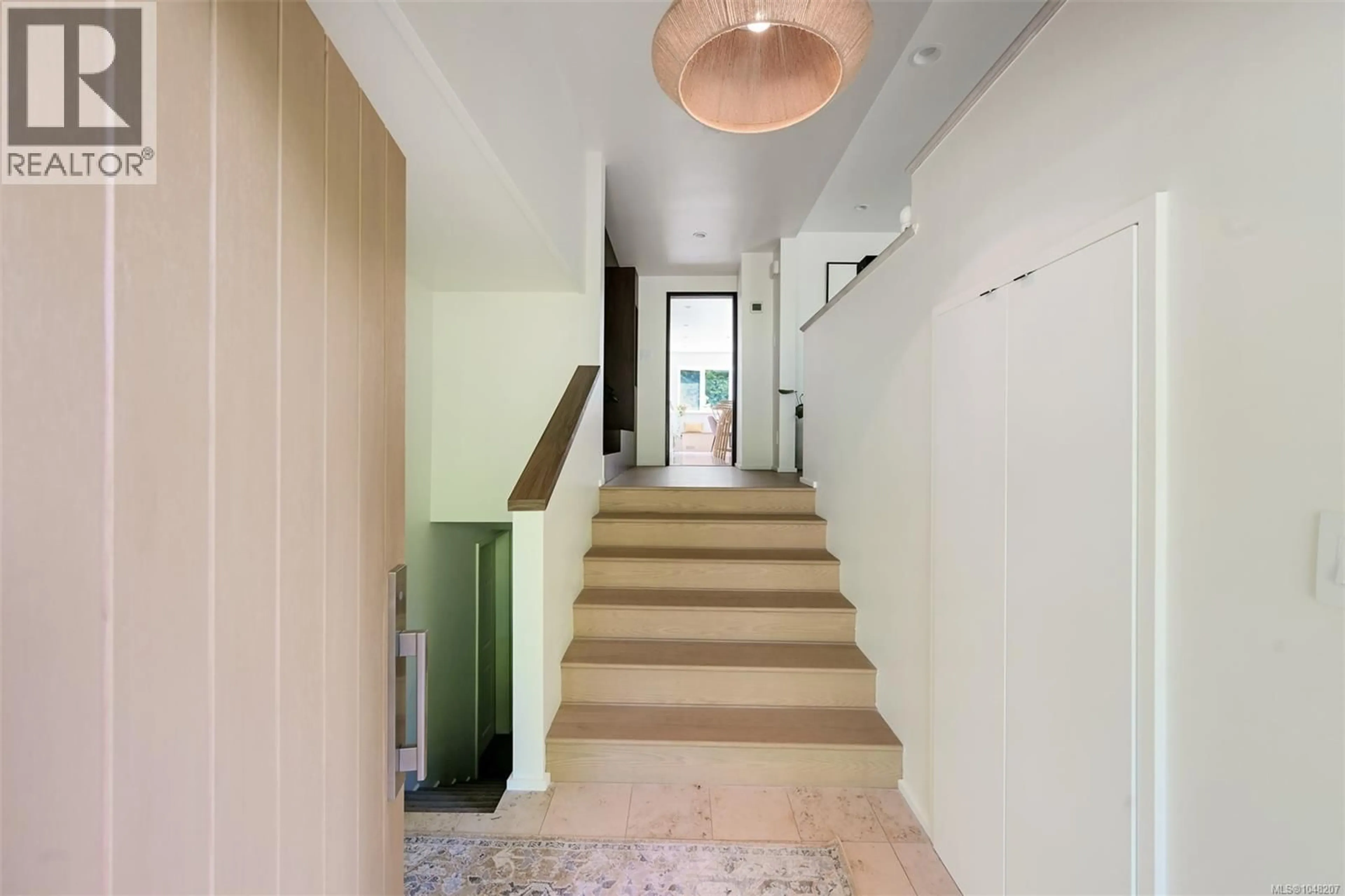 Indoor foyer for 3055 BEACH DRIVE, Oak Bay British Columbia V8R6L5