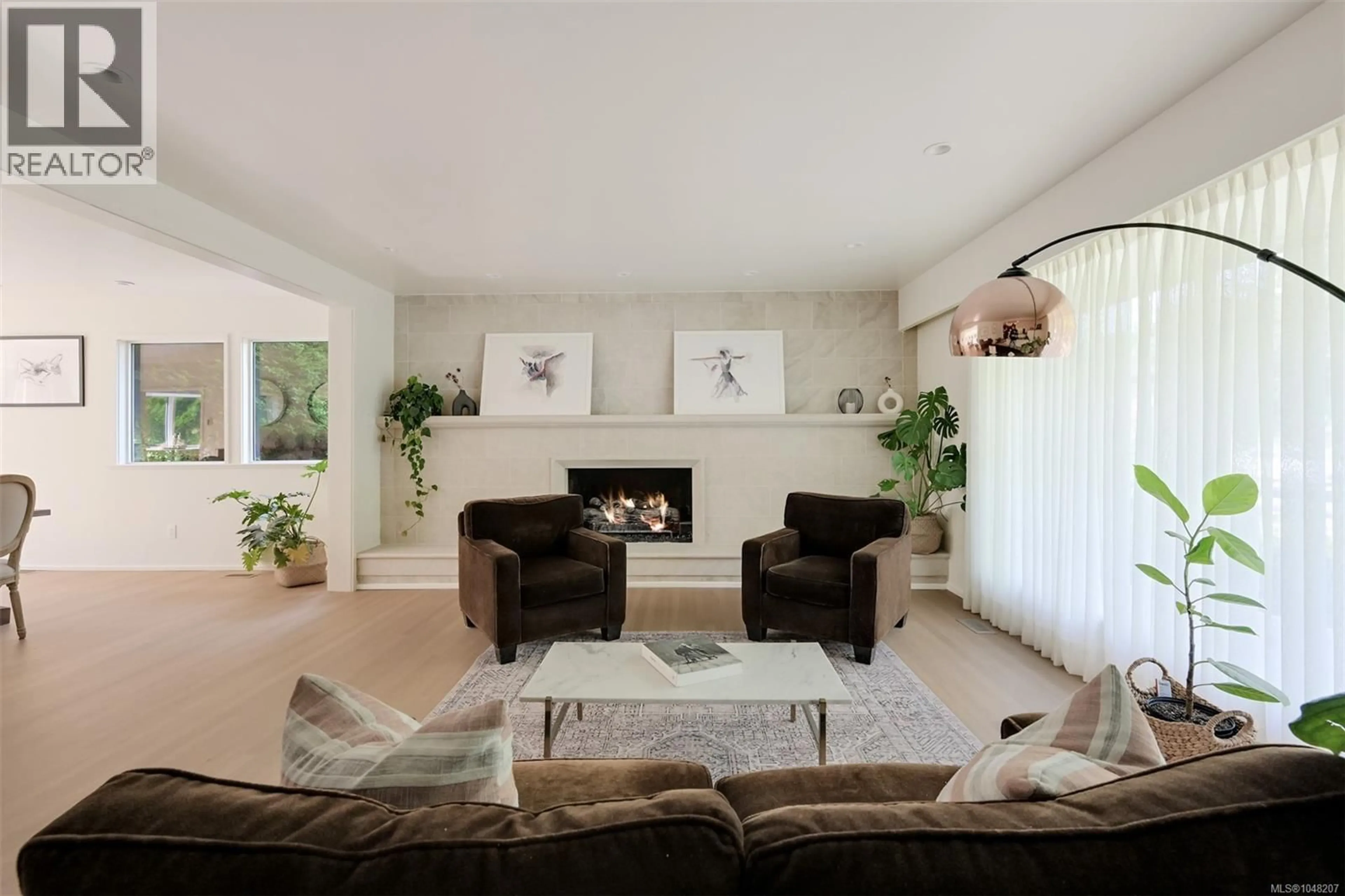 Living room with furniture, unknown for 3055 BEACH DRIVE, Oak Bay British Columbia V8R6L5