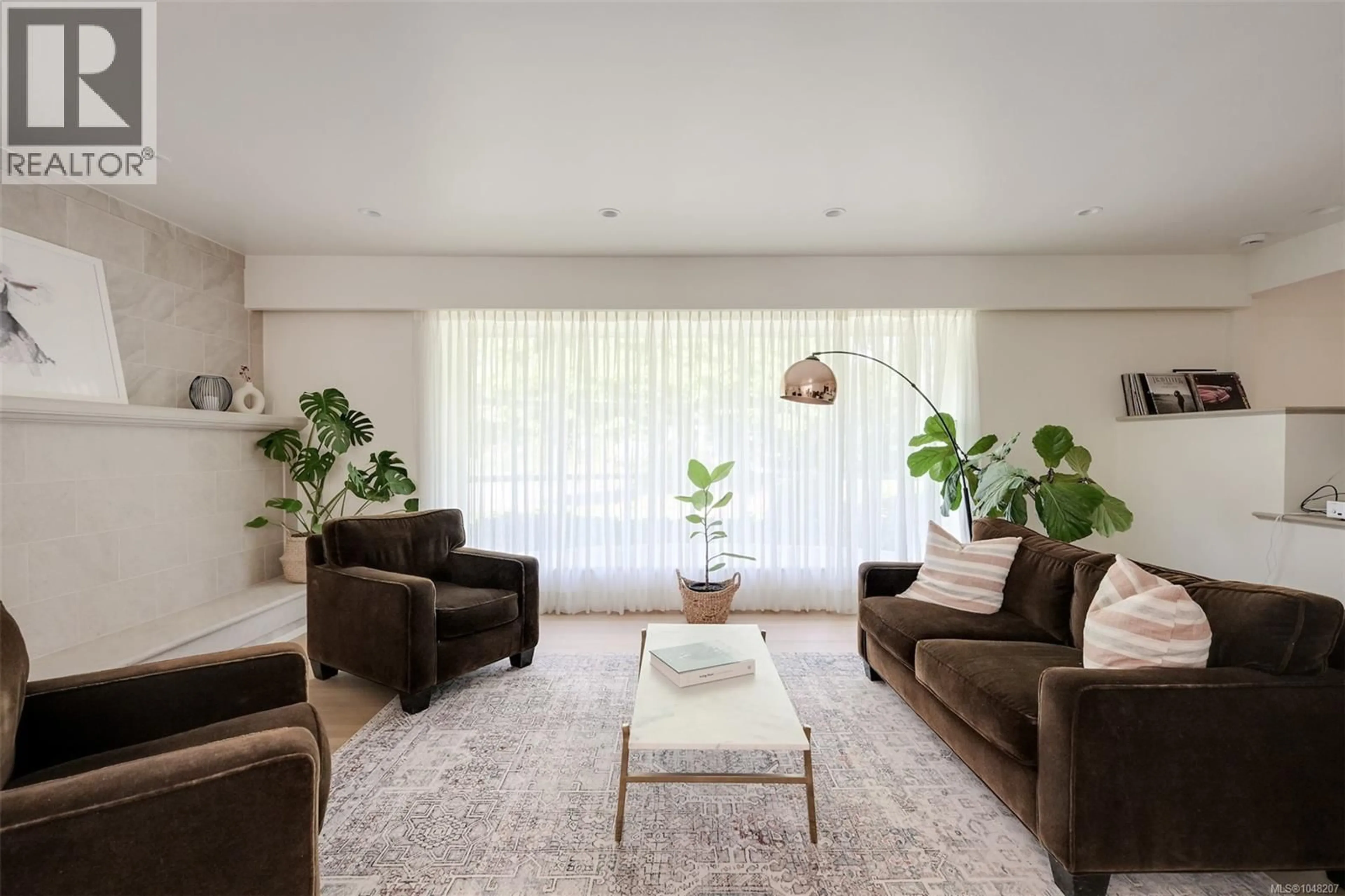 Living room with furniture, unknown for 3055 BEACH DRIVE, Oak Bay British Columbia V8R6L5
