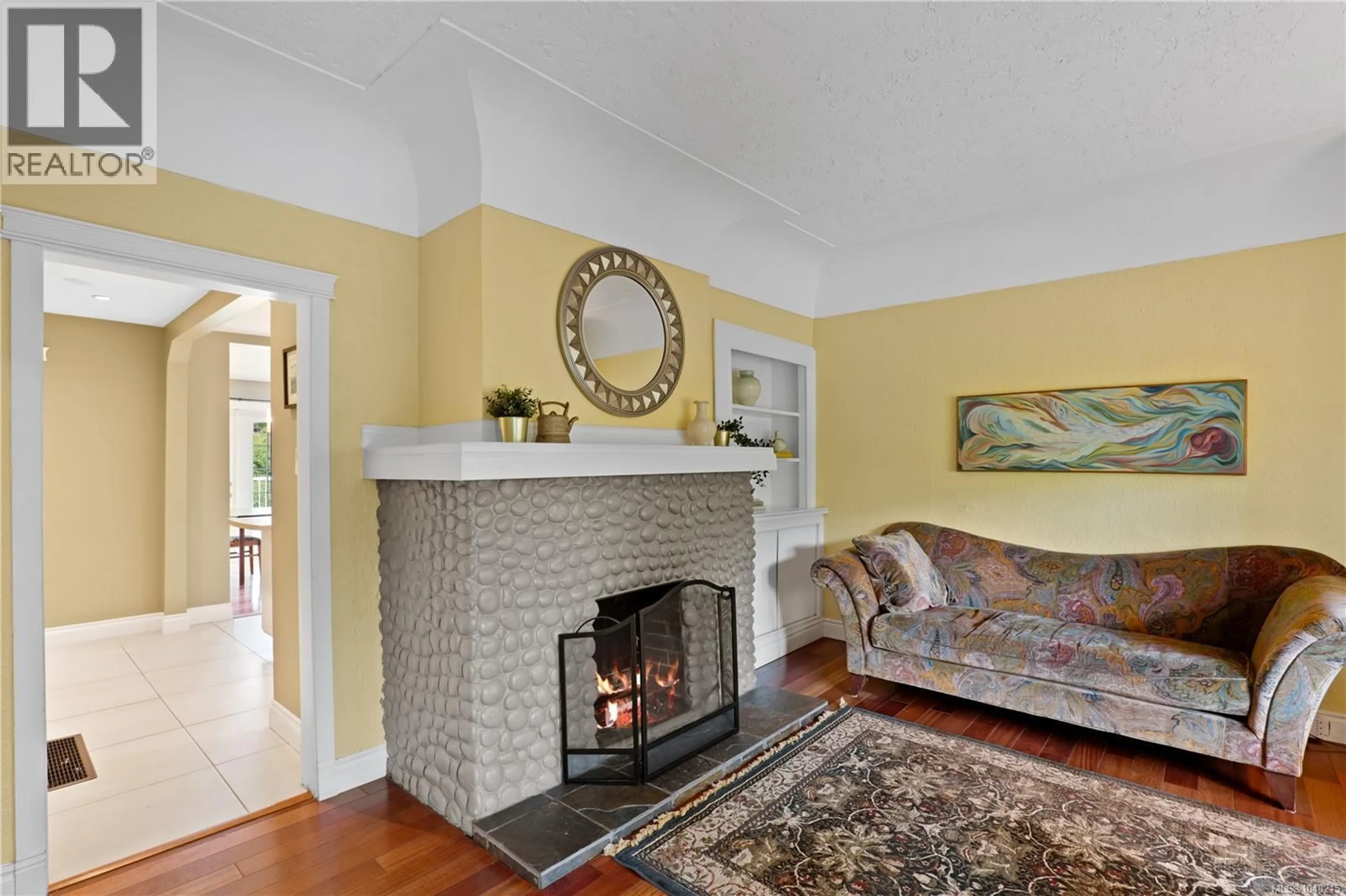 Living room with furniture, unknown for 870 BRETT AVENUE, Saanich British Columbia V8X2Z6