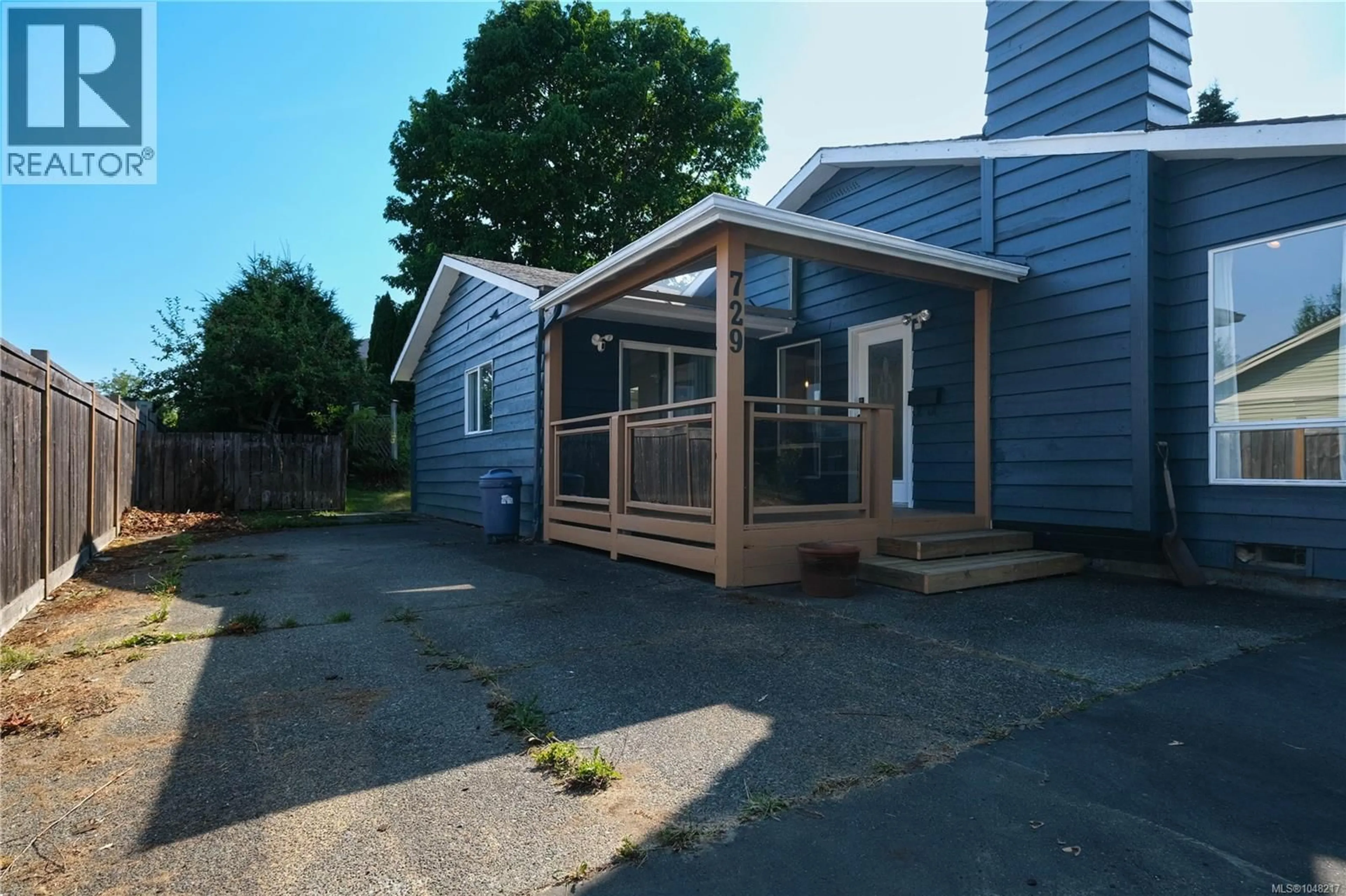A pic from outside/outdoor area/front of a property/back of a property/a pic from drone, street for 729 HOLM ROAD, Campbell River British Columbia V9W5R5