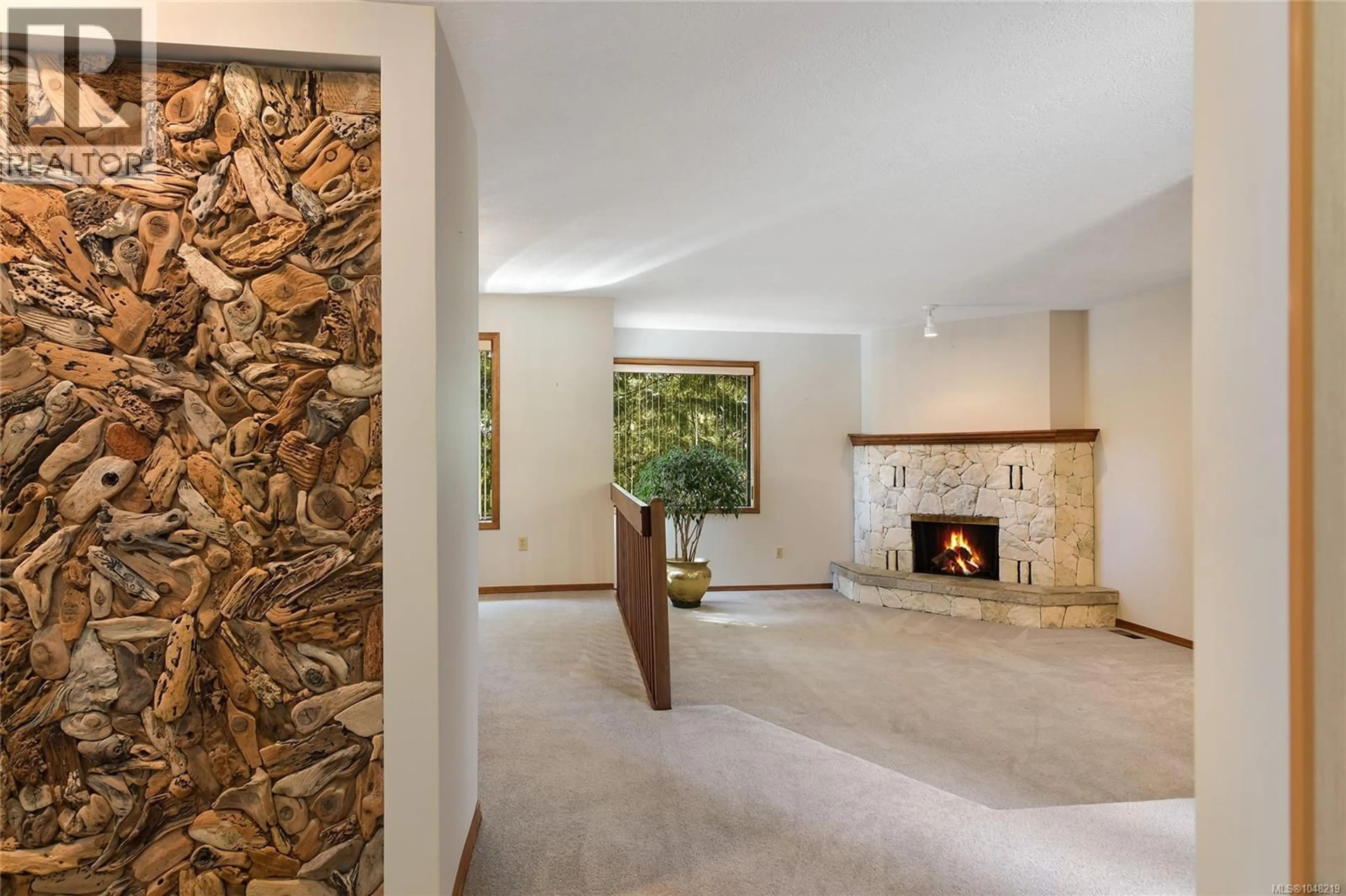Indoor foyer for 4404 MEADOWOOD PLACE, Saanich British Columbia V8X4V7