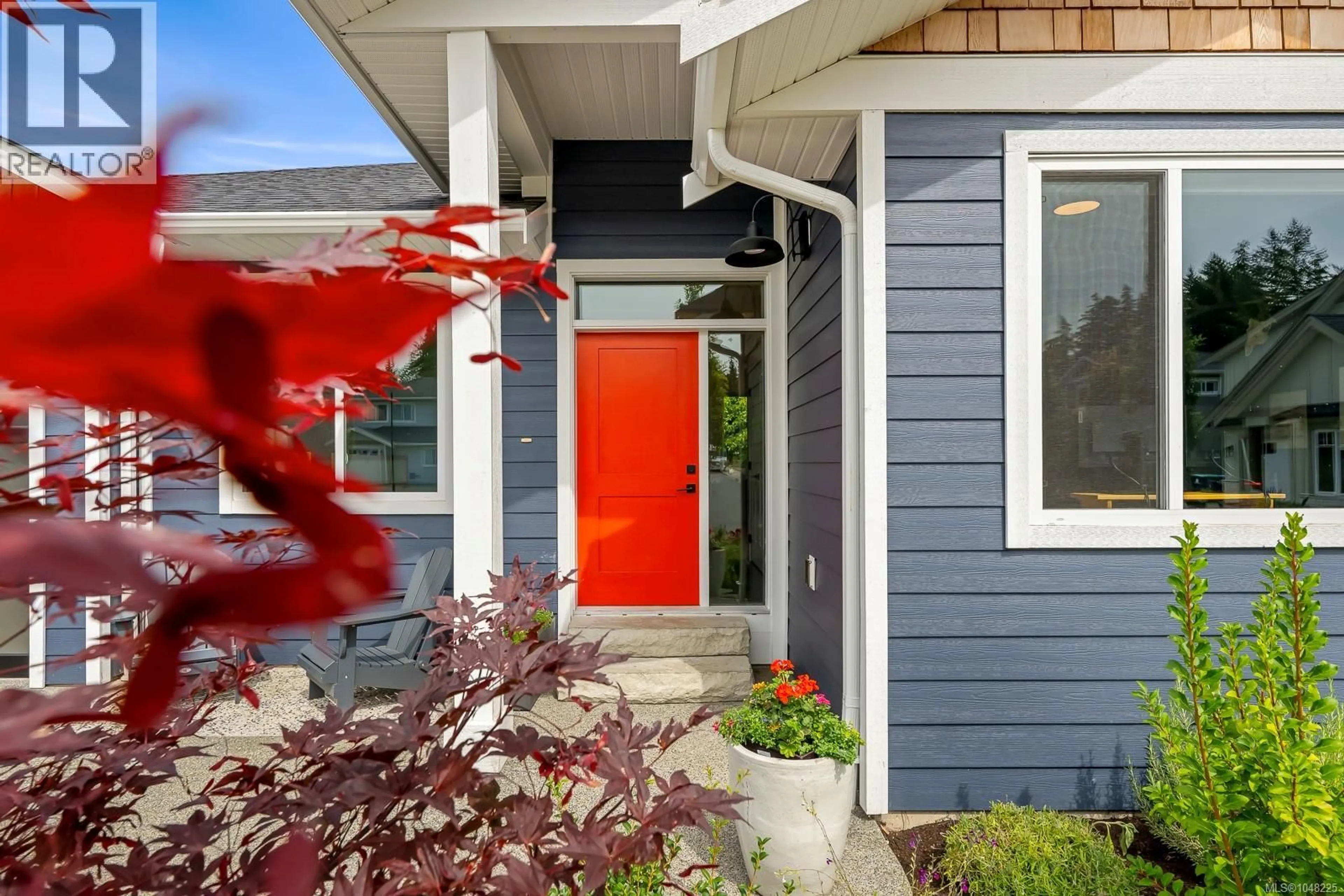 Home with vinyl exterior material, street for 280 WEAVER PLACE, Comox British Columbia V9M0C2