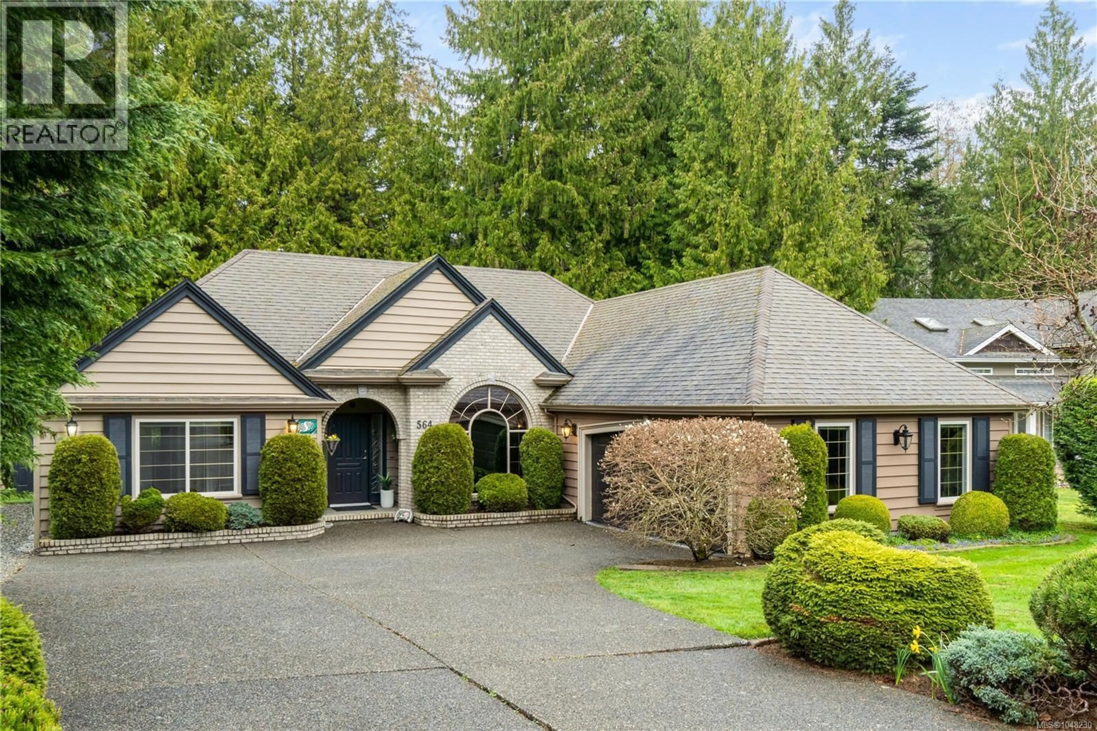 Home with vinyl exterior material, street for 564 HAZELWOOD PLACE, Qualicum Beach British Columbia V9K1A1