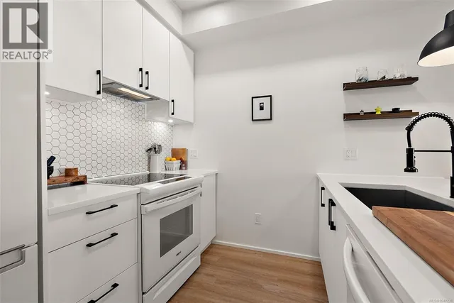 203 - 2348 BEACON AVENUE, Sidney 4