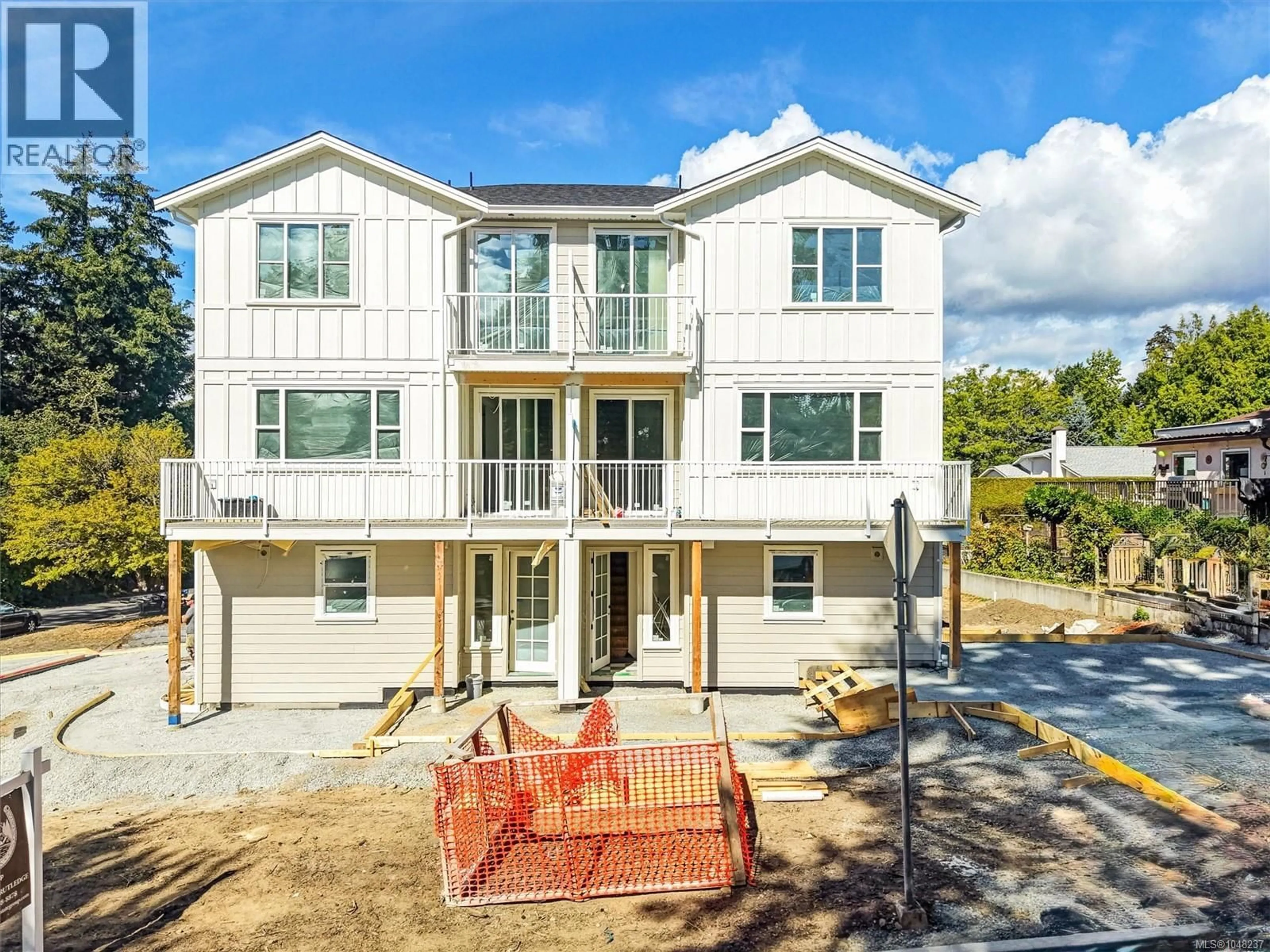 A pic from outside/outdoor area/front of a property/back of a property/a pic from drone, unknown for 1 - 768 LINDSAY STREET, Saanich British Columbia V8Z3E1