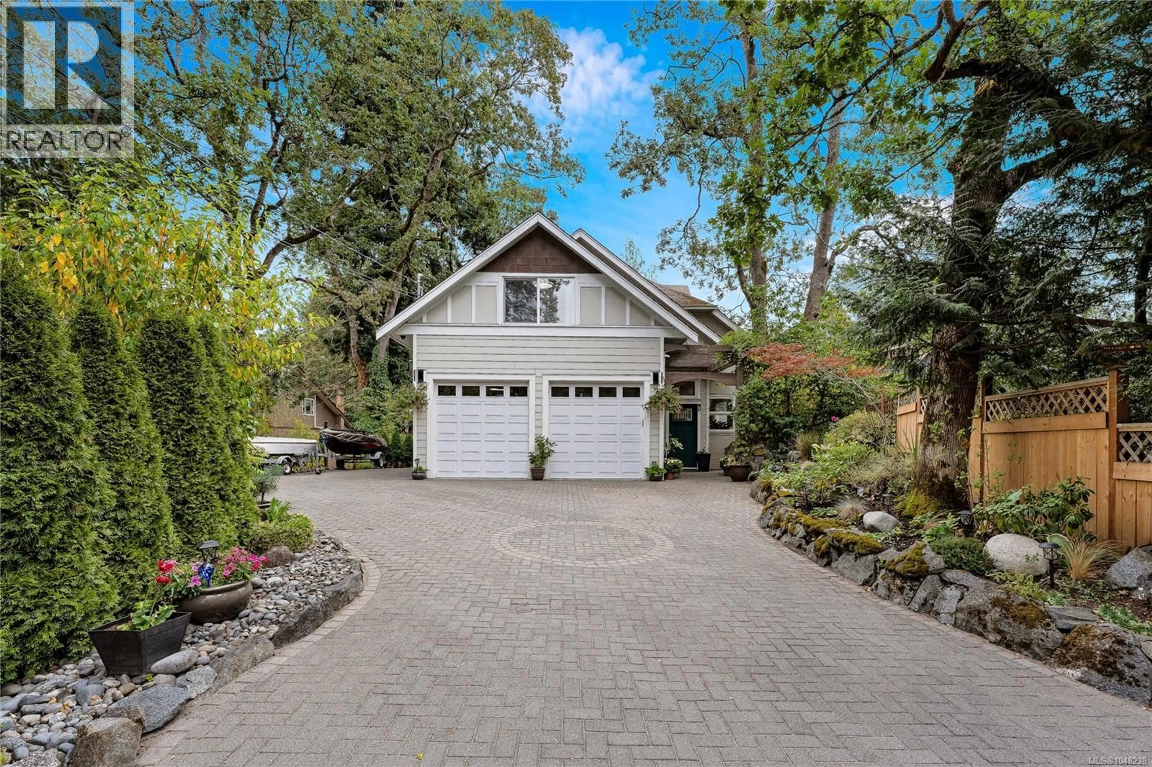 Indoor garage for 4151 QUADRA STREET, Saanich British Columbia V8X1L1
