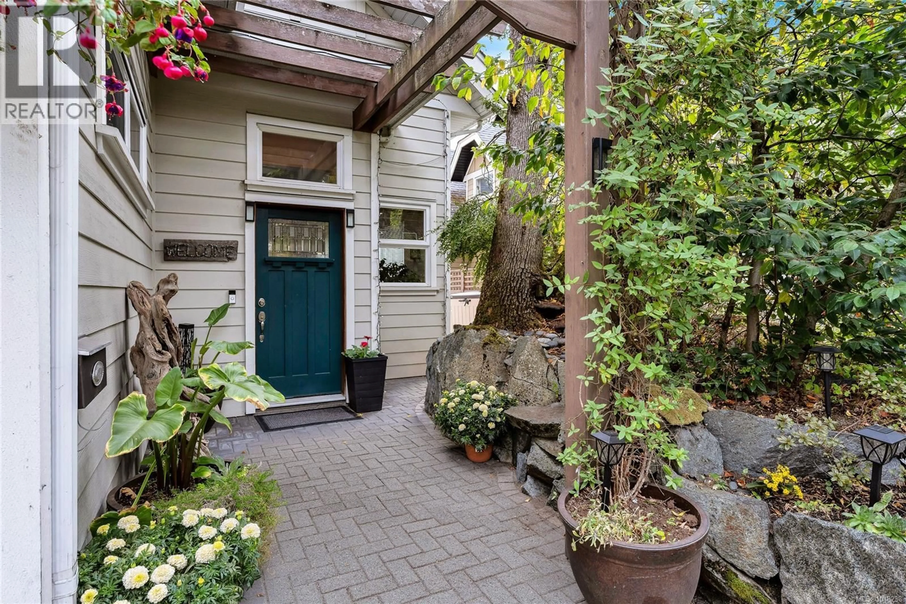 Patio, street for 4151 QUADRA STREET, Saanich British Columbia V8X1L1