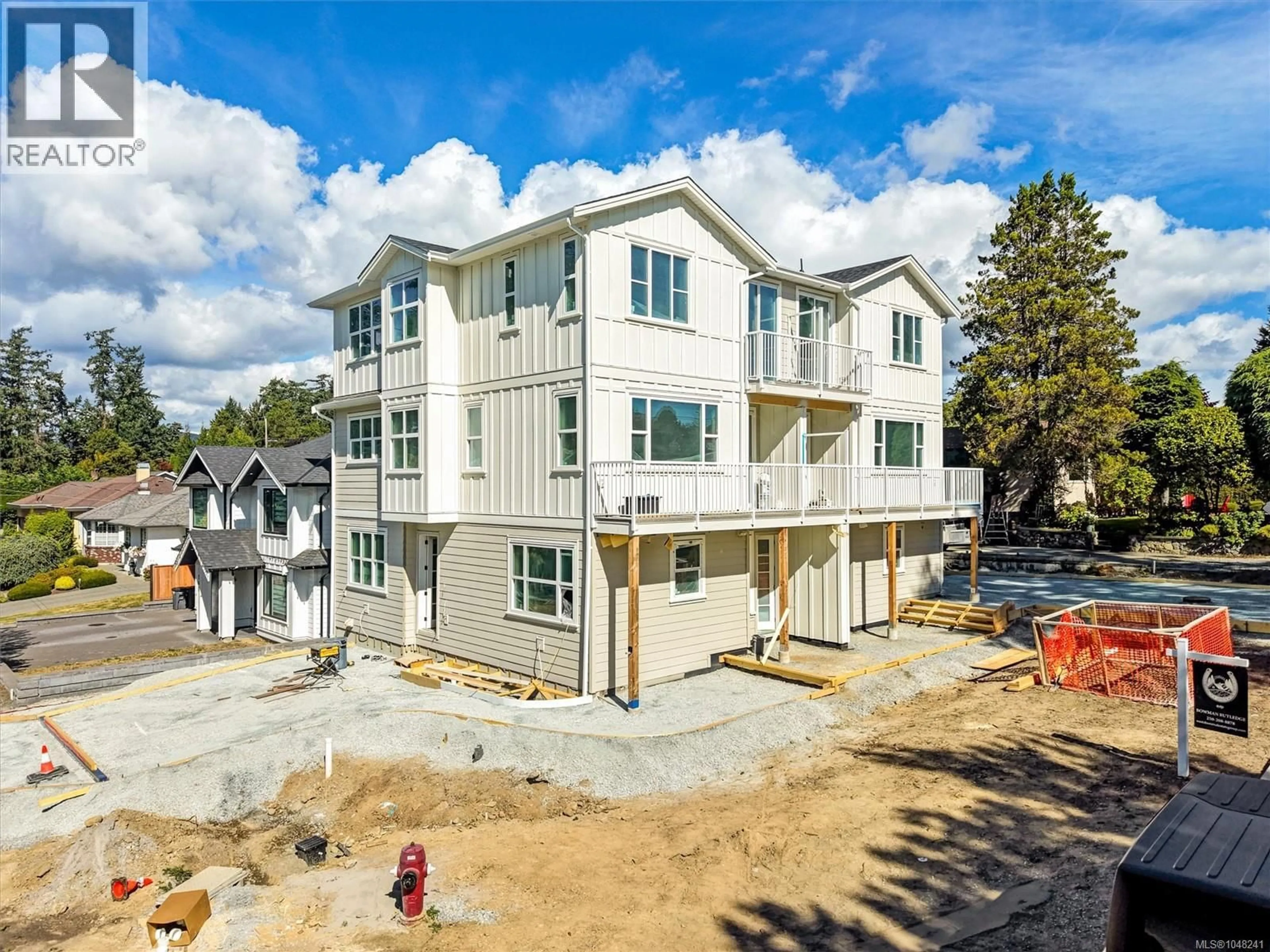 A pic from outside/outdoor area/front of a property/back of a property/a pic from drone, unknown for 2 - 768 LINDSAY STREET, Saanich British Columbia V8Z3E1