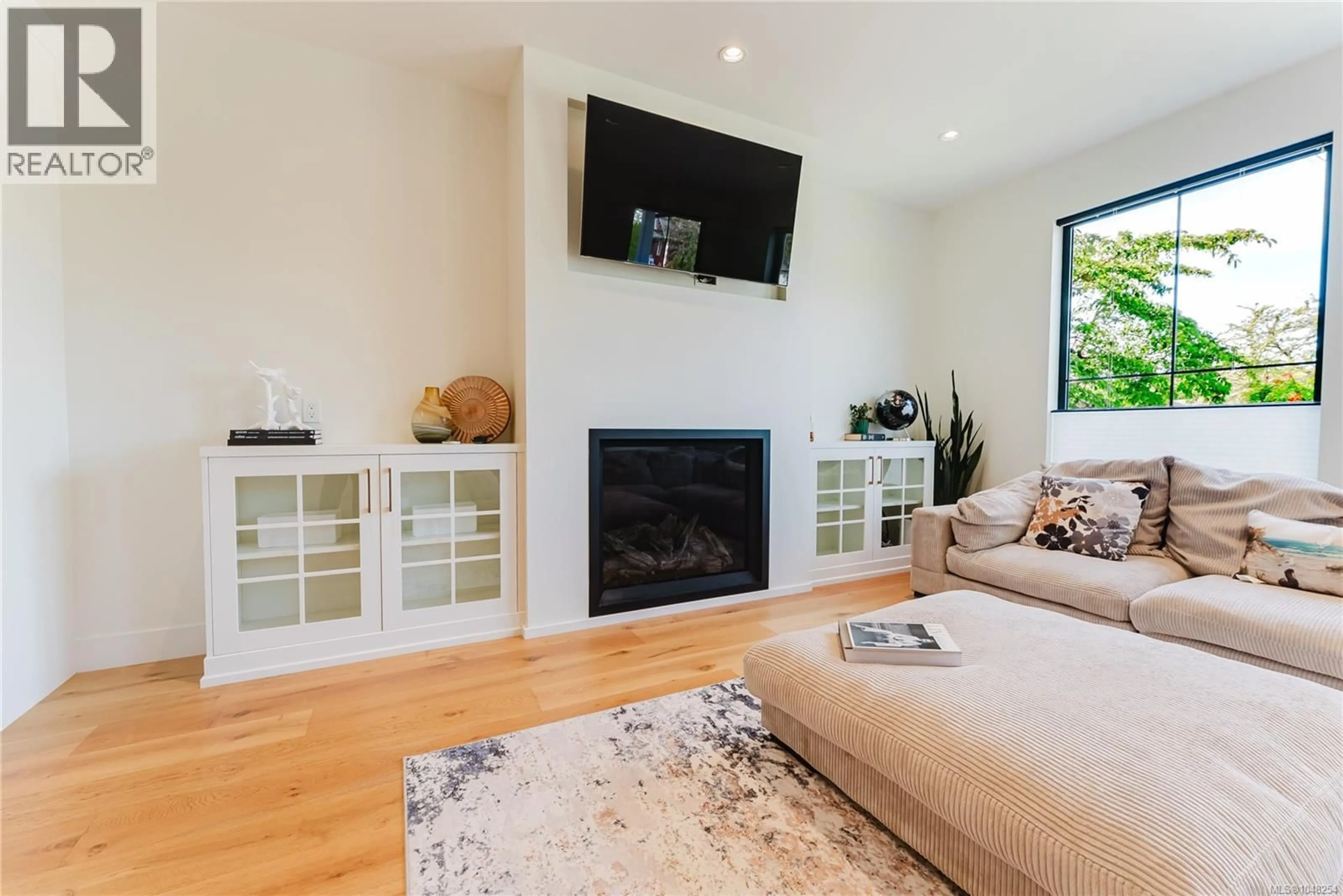 Living room with furniture, wood/laminate floor for 63 BOYD STREET, Victoria British Columbia V8V2C8