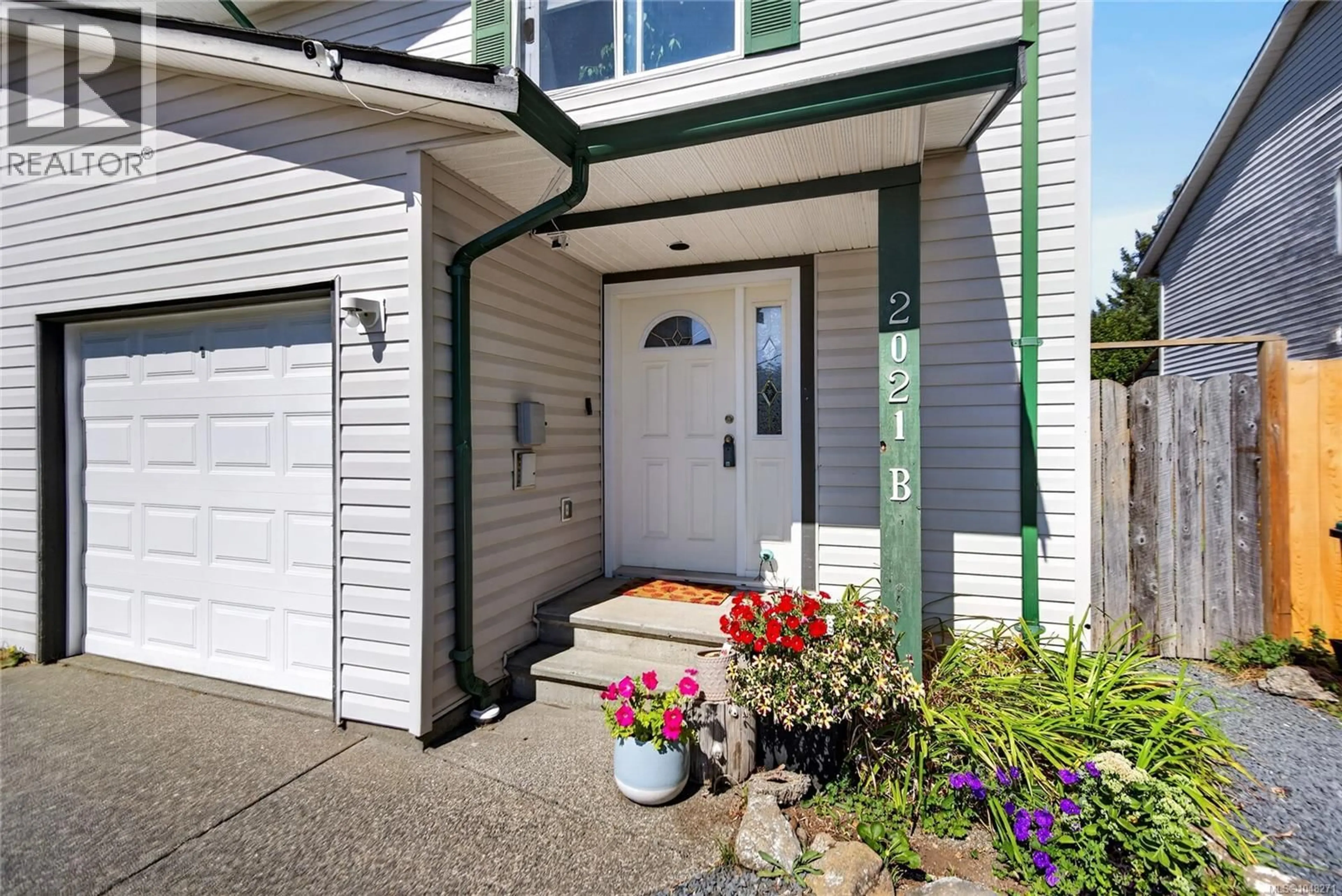 Home with vinyl exterior material, street for B - 2021 13TH STREET, Courtenay British Columbia V9N8Y6