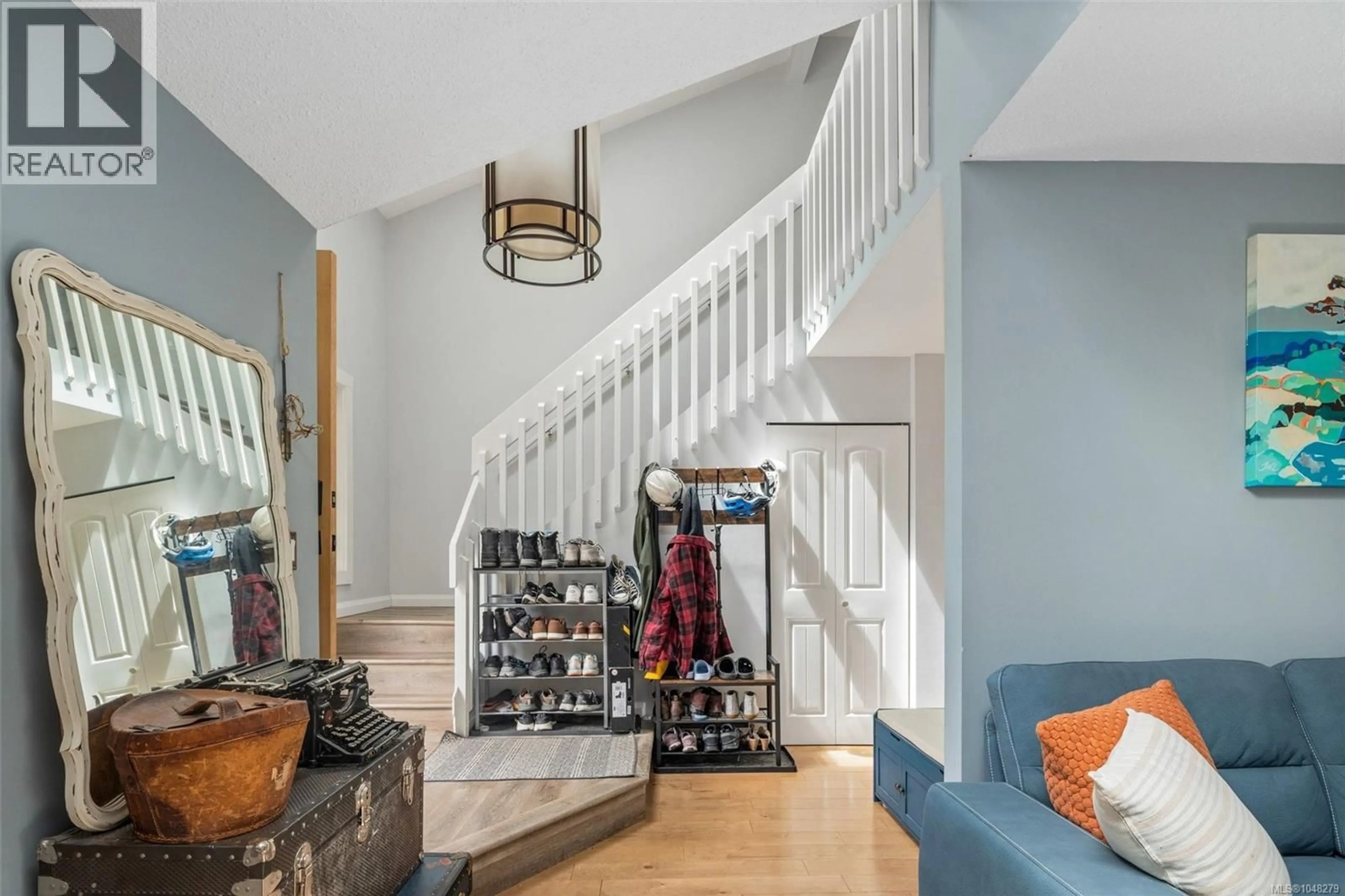 Indoor entryway for 335 DAMON DRIVE, View Royal British Columbia V9B5G5