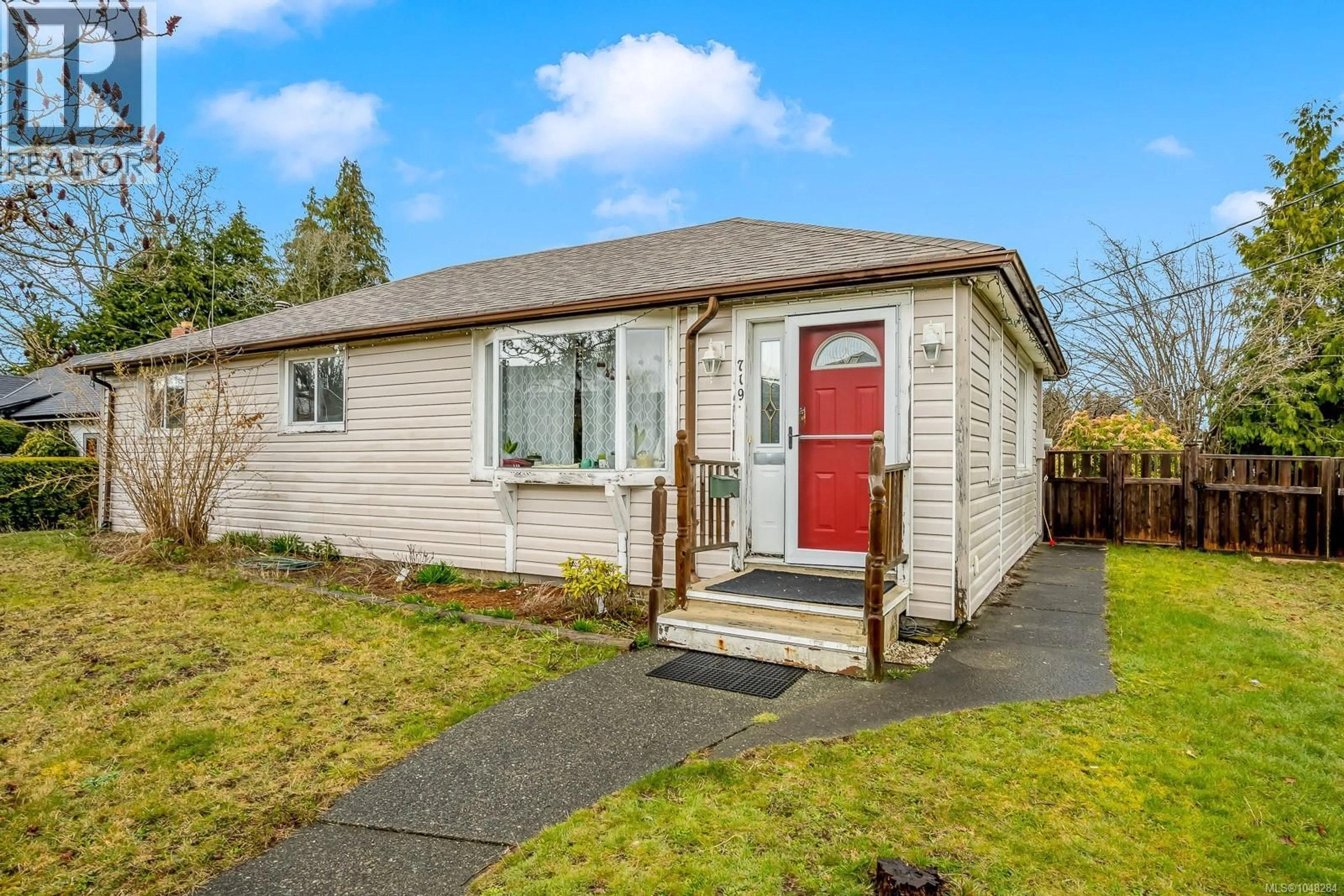 Home with vinyl exterior material, street for 719 8TH STREET, Courtenay British Columbia V9N1N6