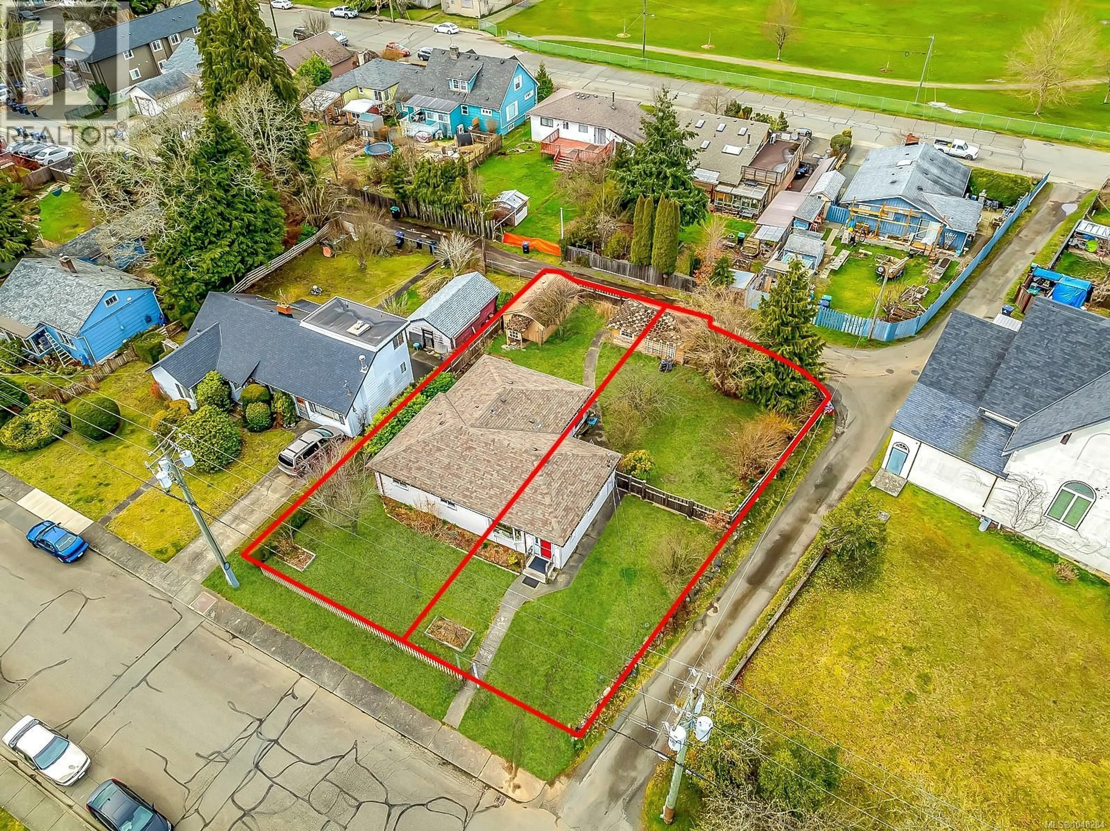 A pic from outside/outdoor area/front of a property/back of a property/a pic from drone, street for 719 8TH STREET, Courtenay British Columbia V9N1N6