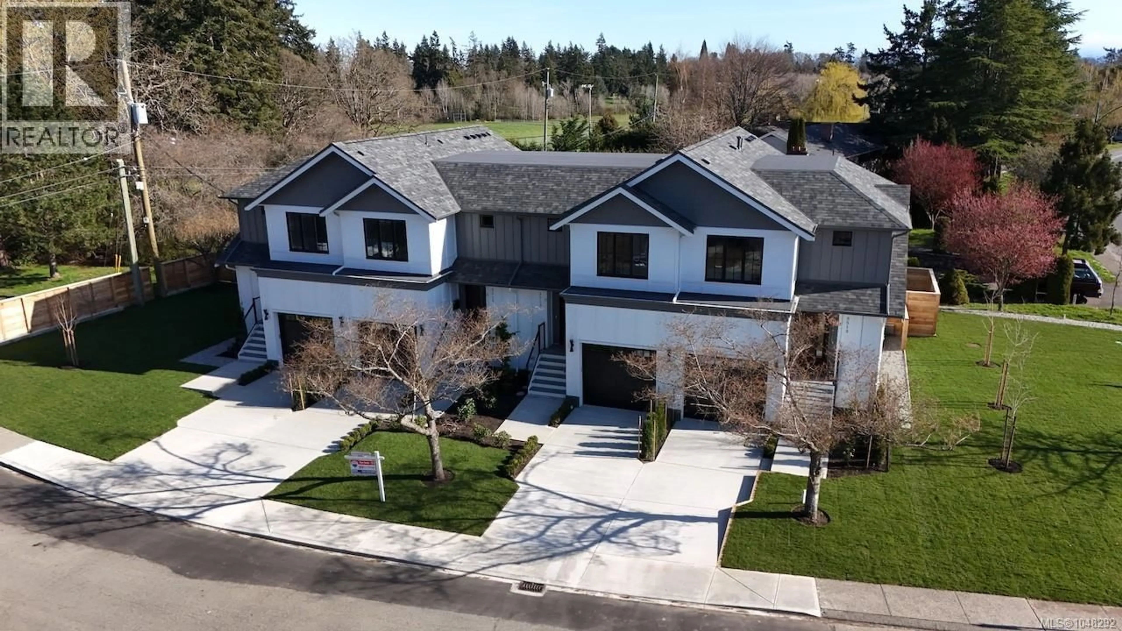 A pic from outside/outdoor area/front of a property/back of a property/a pic from drone, street for 3 - 3513 HENDERSON ROAD, Oak Bay British Columbia V8R3K5