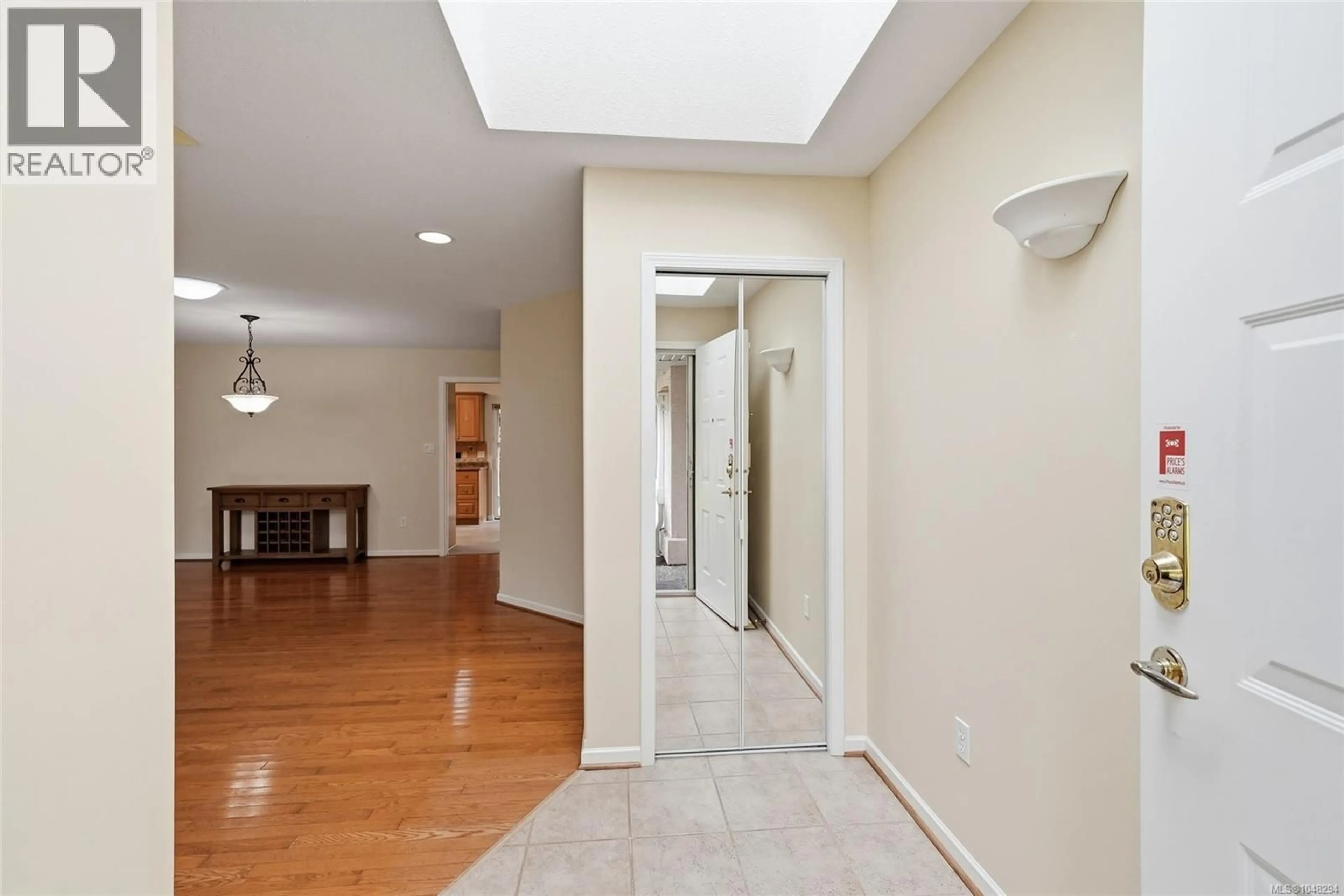 Indoor entryway for 16 - 850 ARBUTUS STREET, Qualicum Beach British Columbia V9K2M7