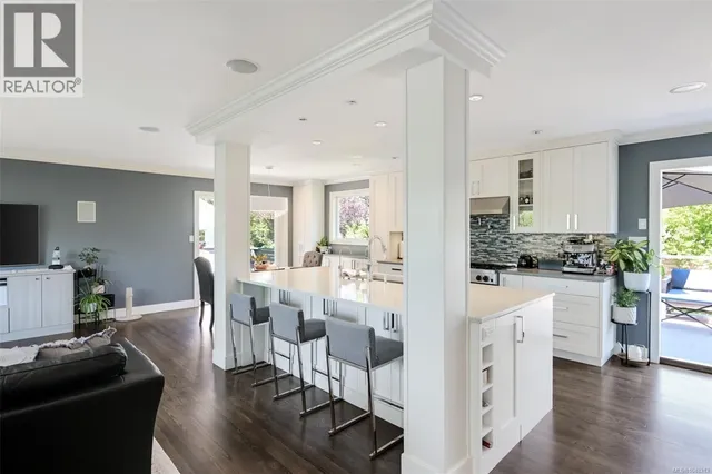 1762 MIDGARD AVENUE, Saanich 4