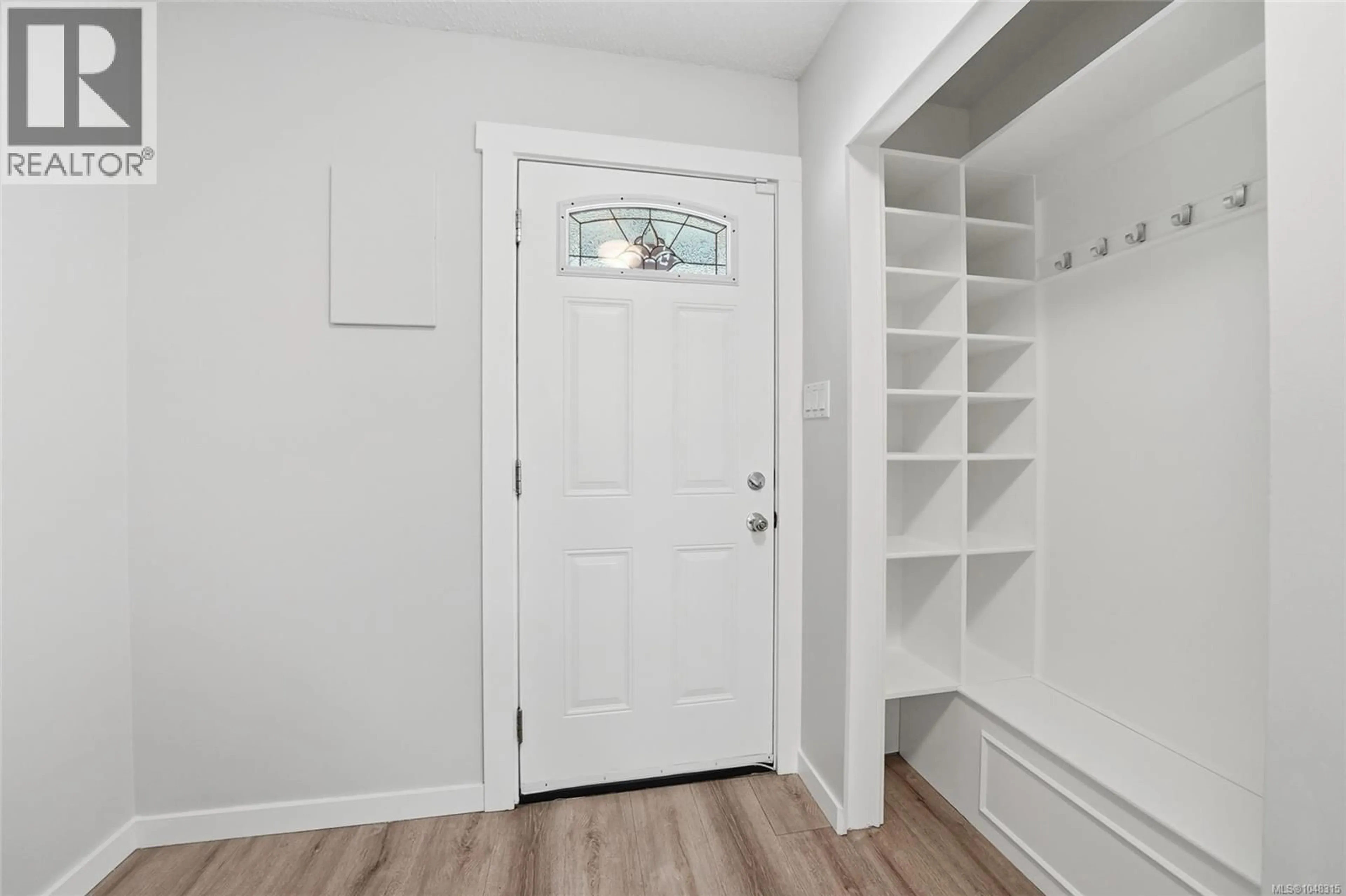 Indoor entryway for 2457 ROSSTOWN ROAD, Nanaimo British Columbia V9T3R6