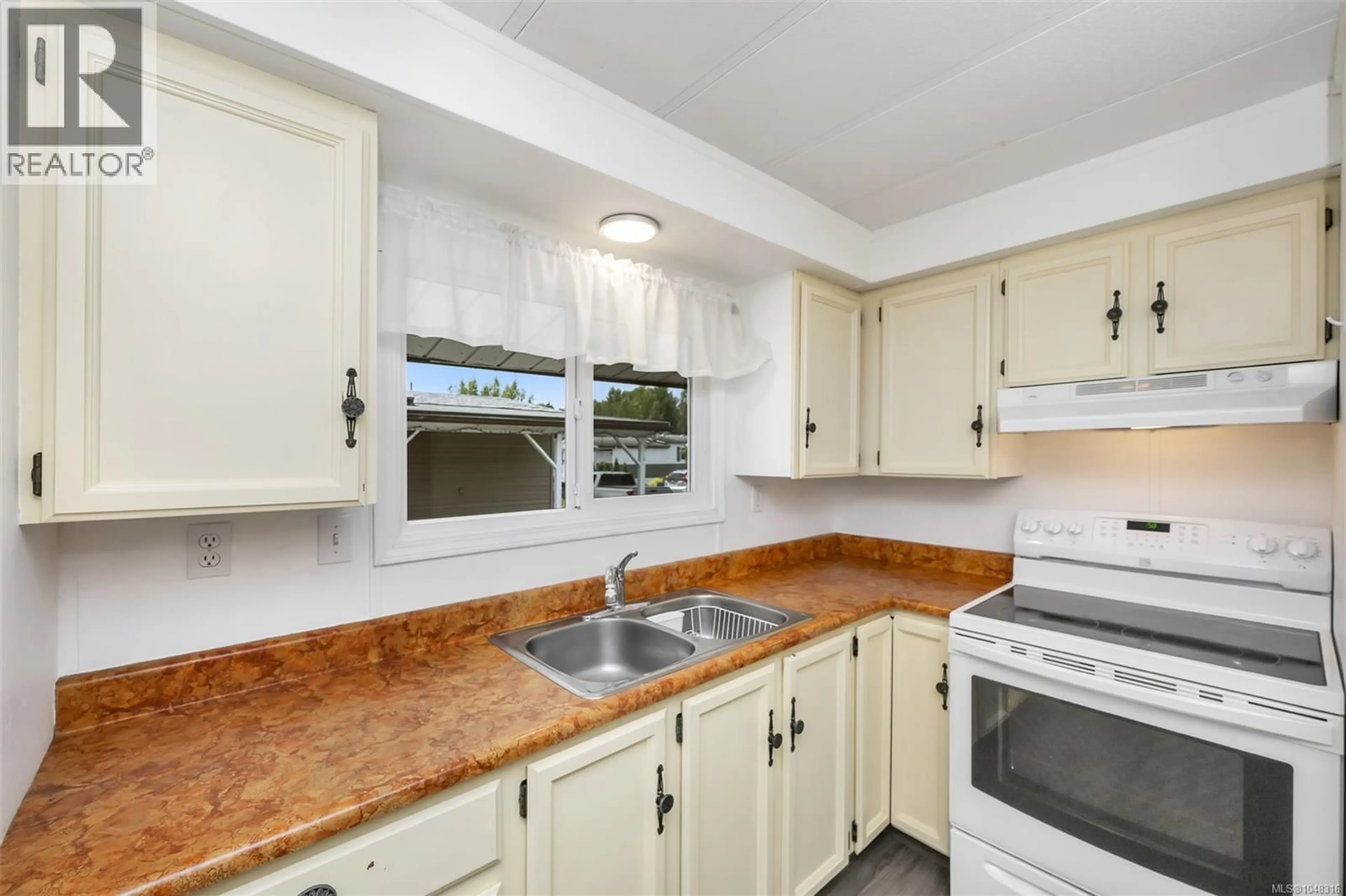 Standard kitchen, ceramic/tile floor for 287 - 2885 BOYS ROAD, Duncan British Columbia V9L4Y9