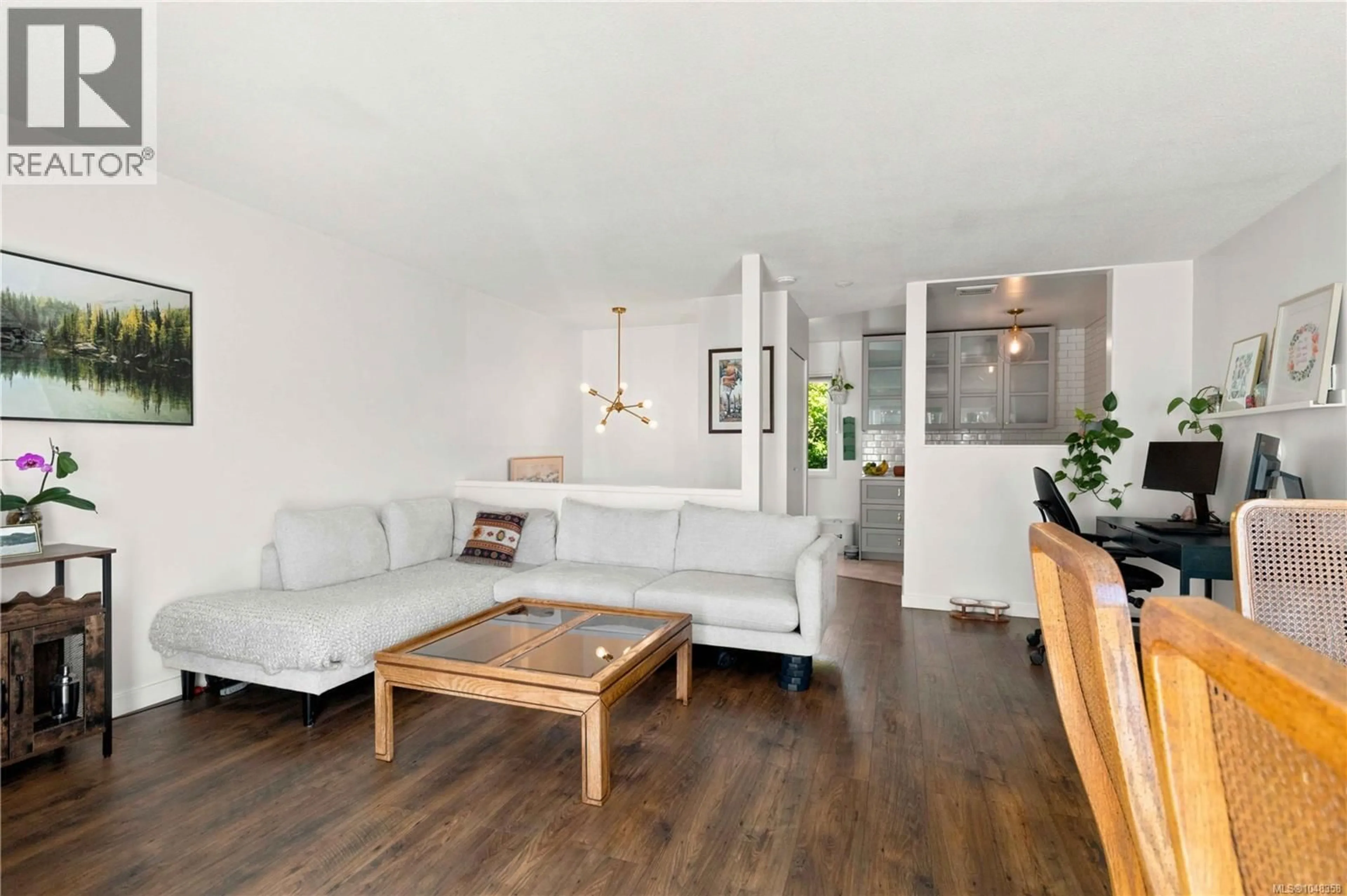 Living room with furniture, wood/laminate floor for 2 - 210 DOUGLAS STREET, Victoria British Columbia V8V2P2