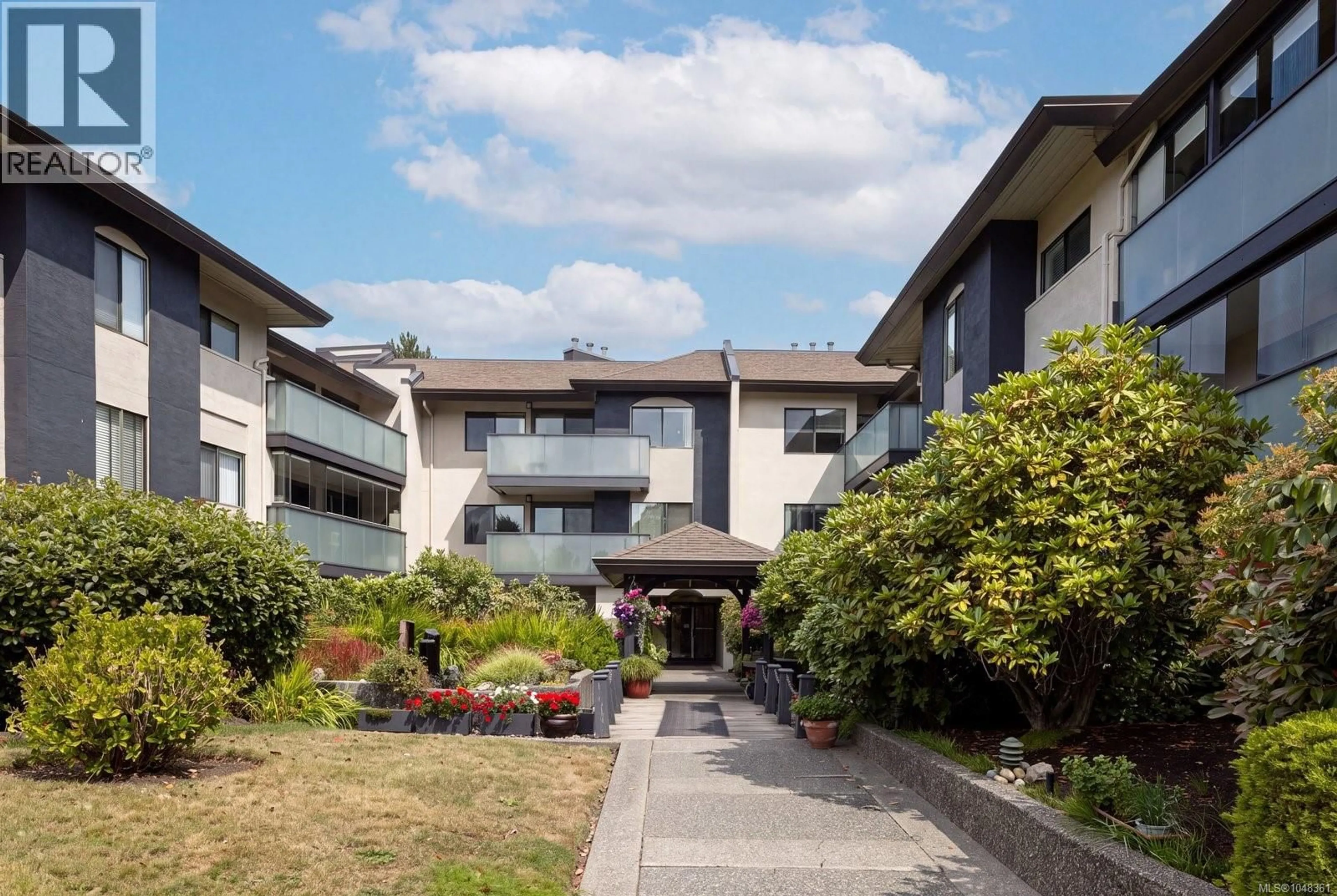 Patio, building for 304 - 3900 SHELBOURNE STREET, Saanich British Columbia V8P4H8