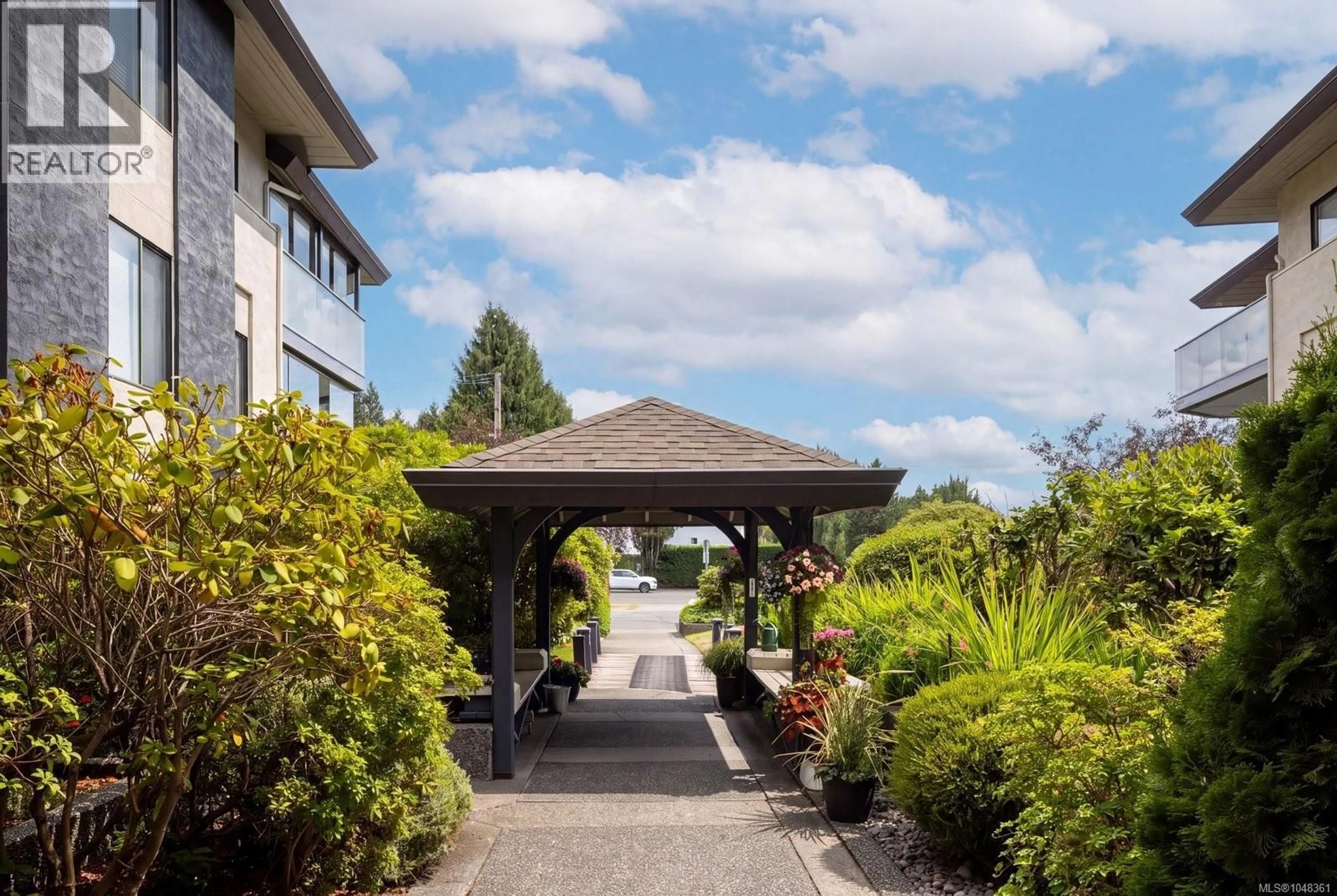 Patio, street for 304 - 3900 SHELBOURNE STREET, Saanich British Columbia V8P4H8