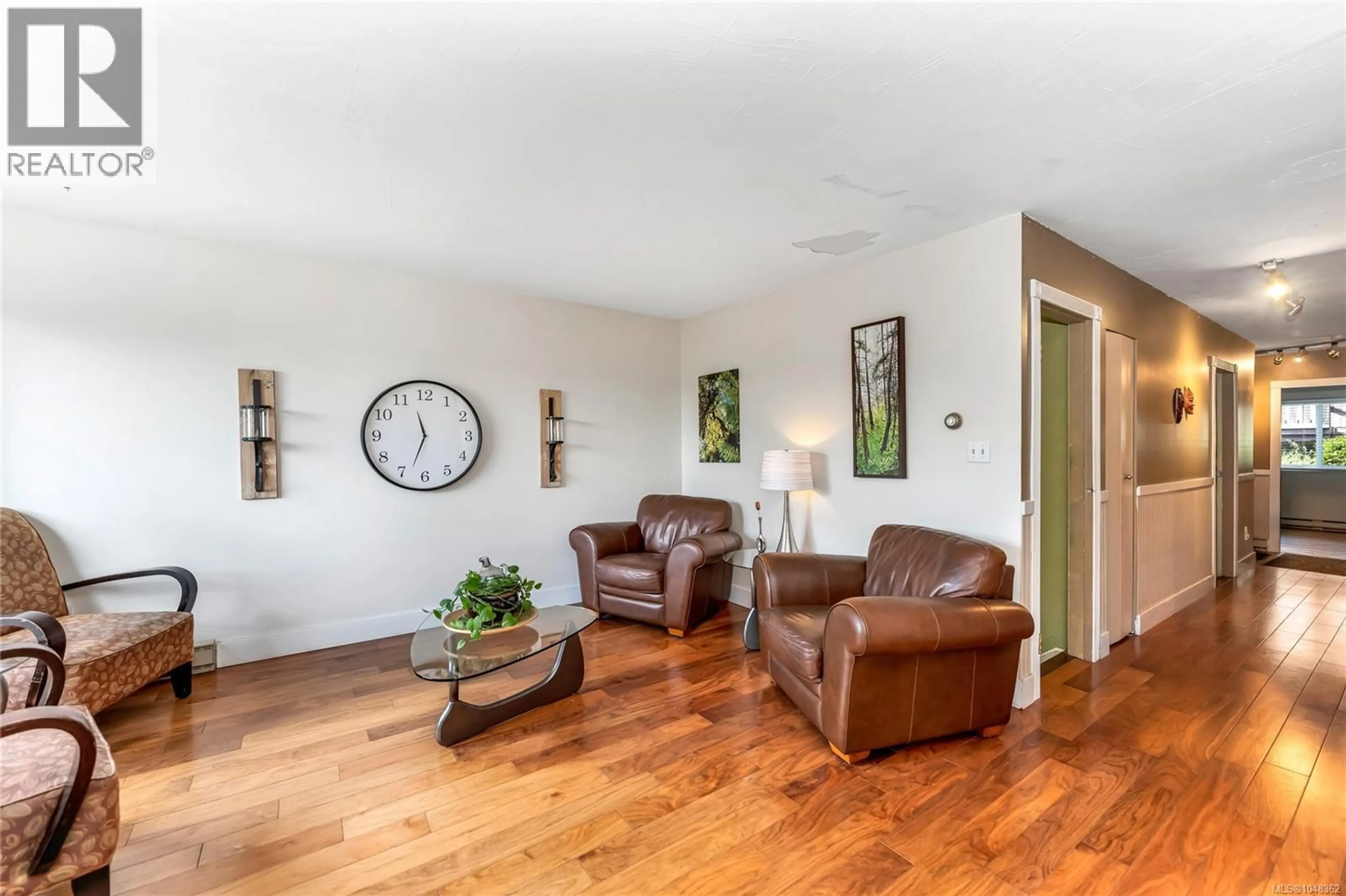 Living room with furniture, wood/laminate floor for 2 - 6172 ALINGTON ROAD, Duncan British Columbia V9L2E9