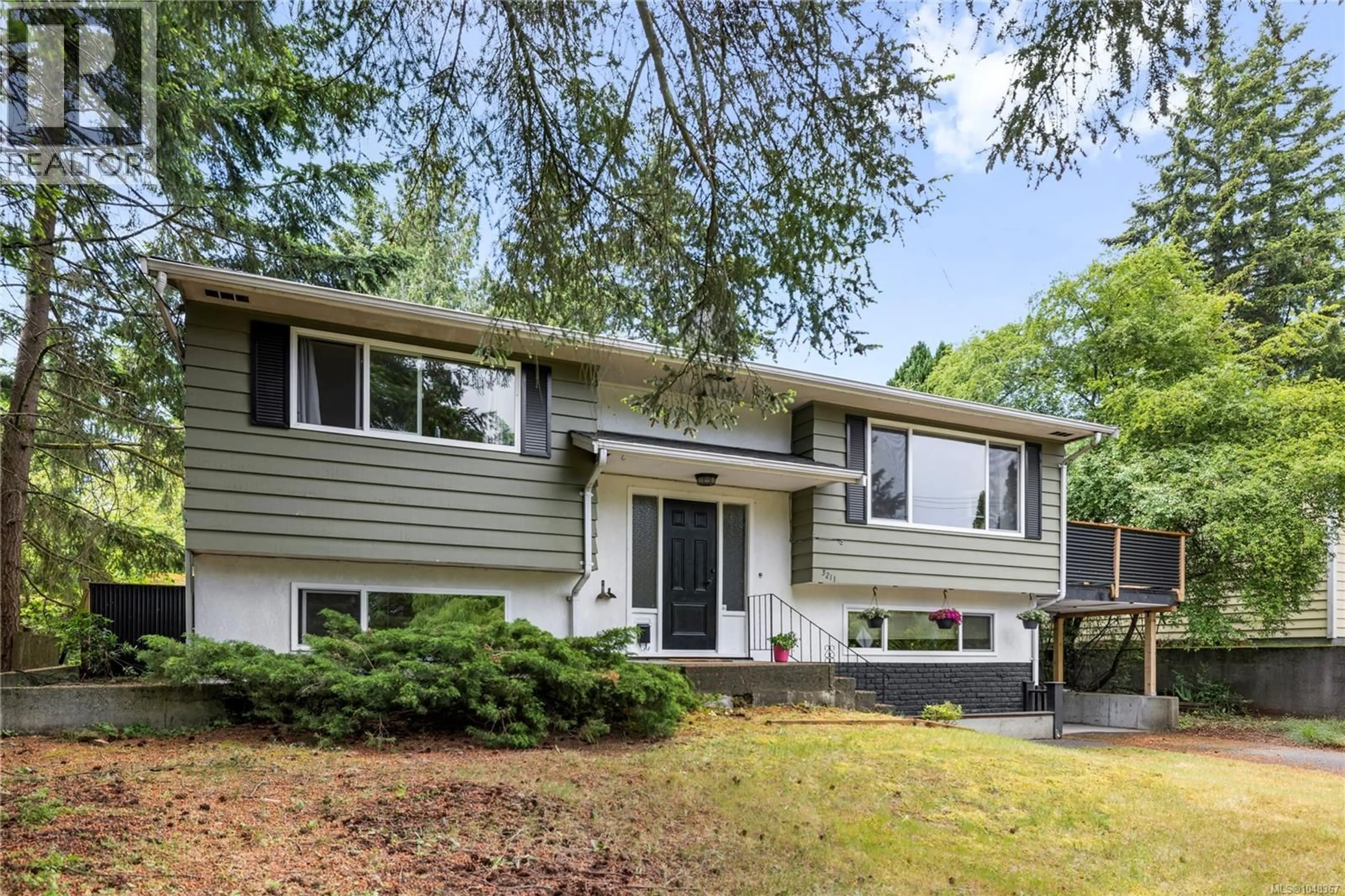 Home with vinyl exterior material, street for 3211 UPLANDS DRIVE, Nanaimo British Columbia V9T2T2