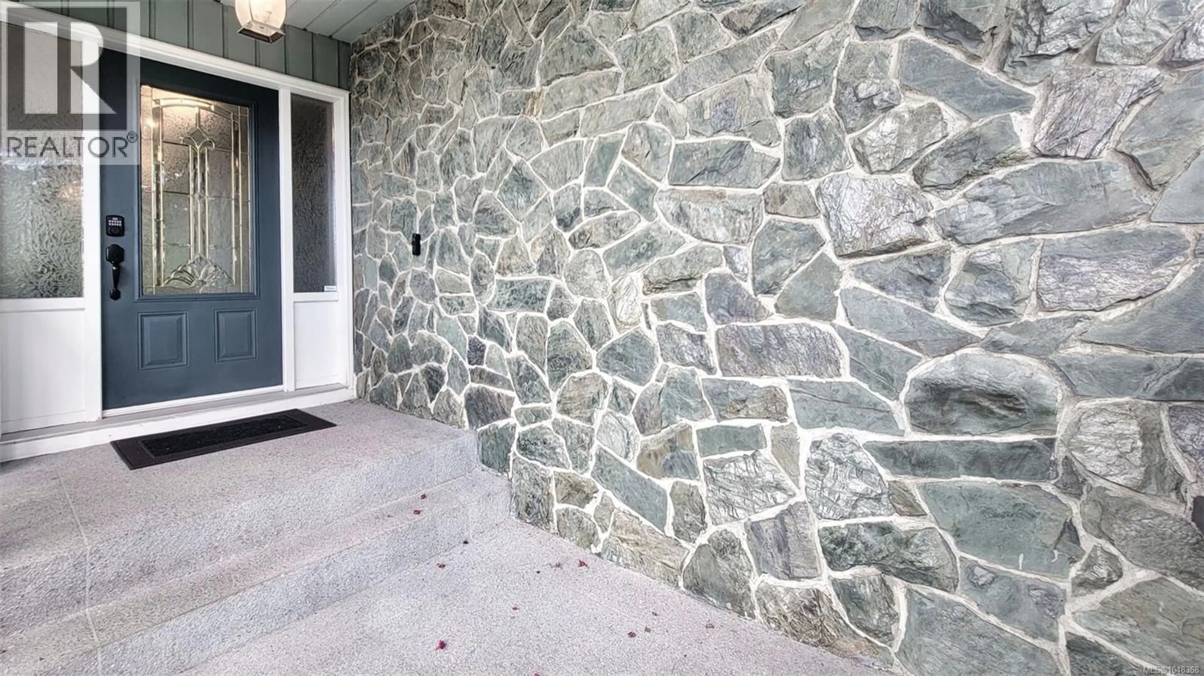 Patio, building for 4575 SUMNER PLACE, Saanich British Columbia V8N3V8