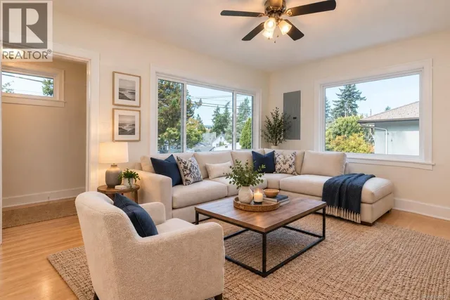 890 DARWIN AVENUE, Saanich 2