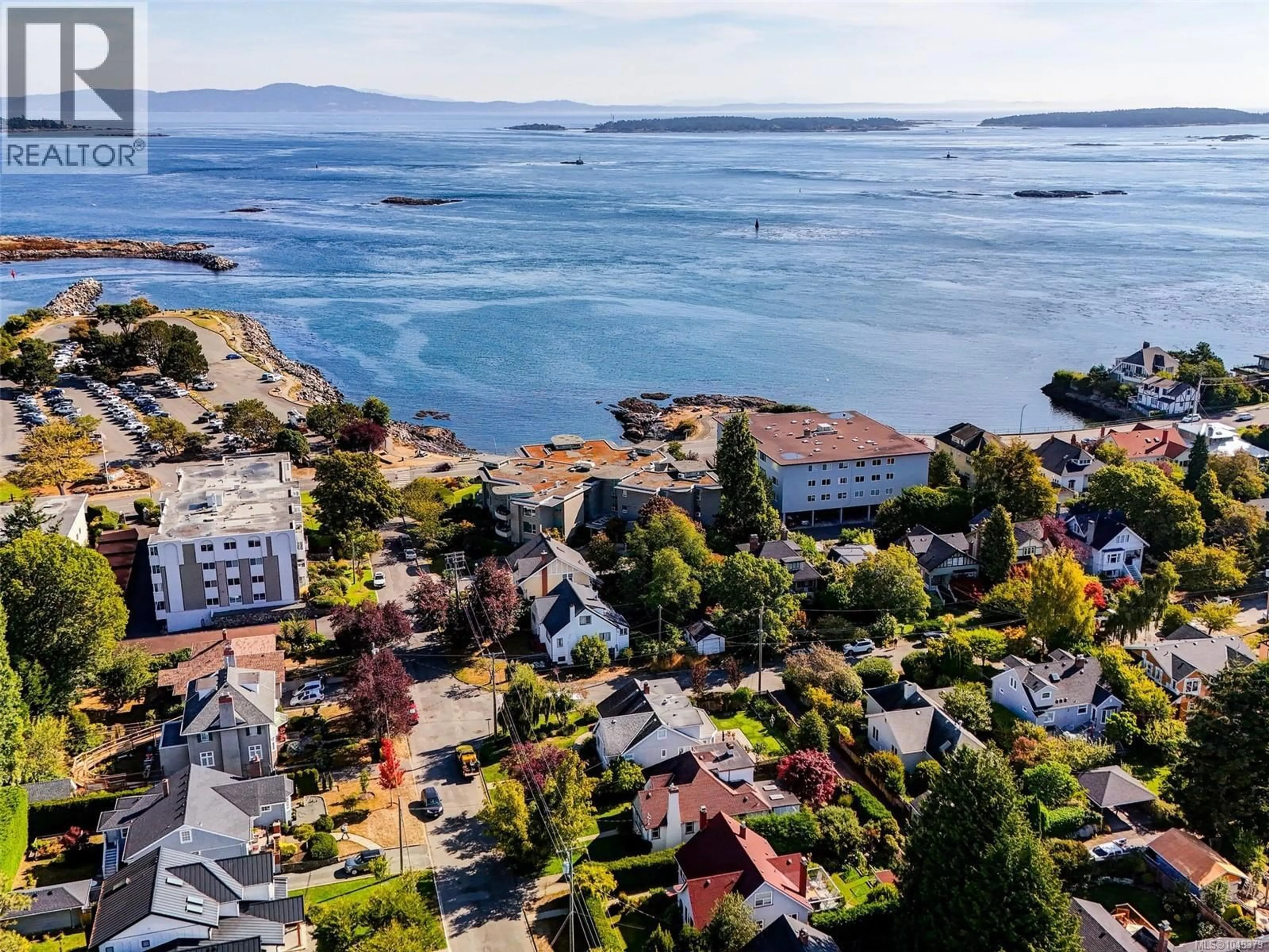 A pic from outside/outdoor area/front of a property/back of a property/a pic from drone, unknown for 2633 ORCHARD AVENUE, Oak Bay British Columbia V8S3B2