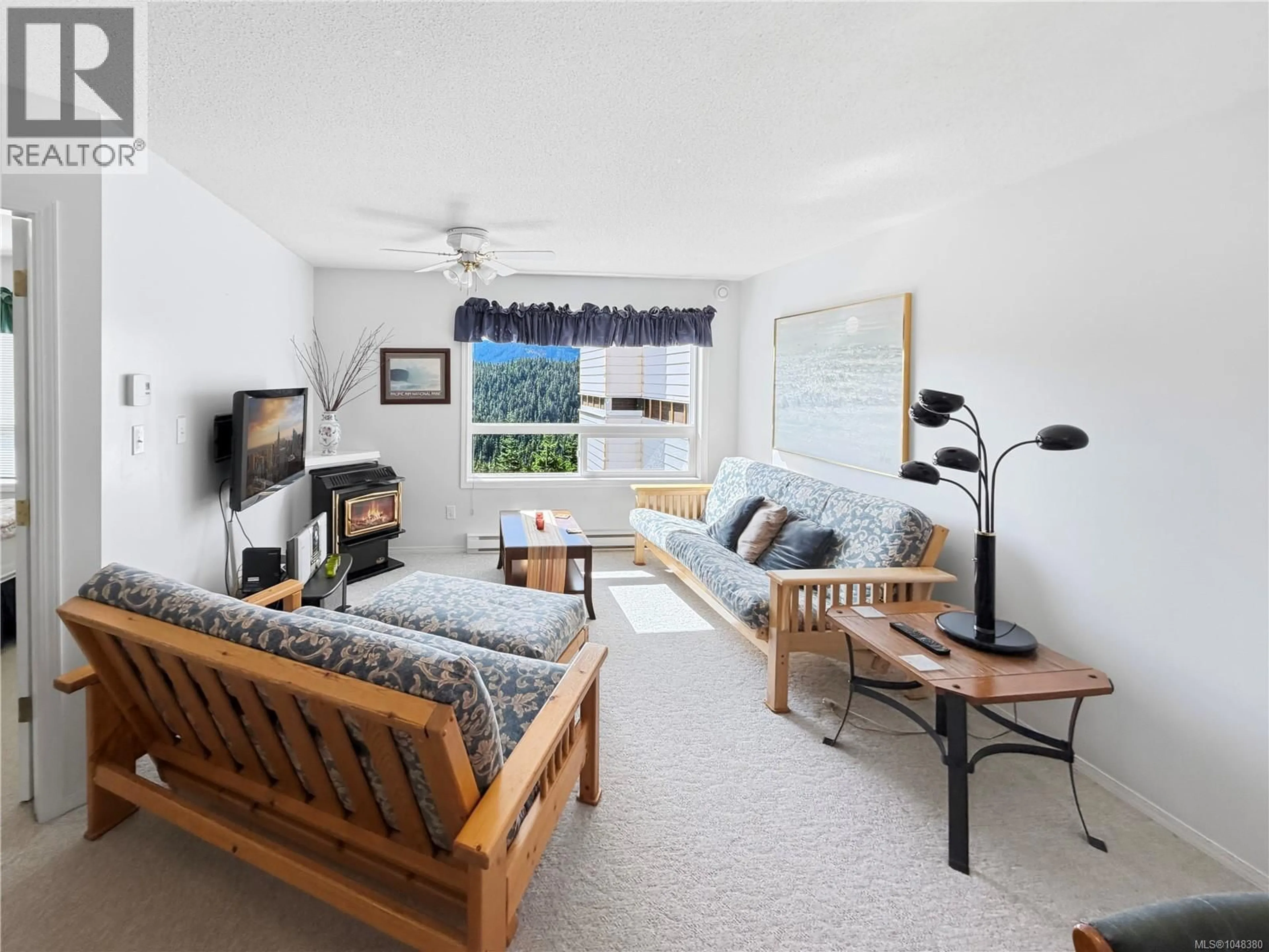 Living room with furniture, wood/laminate floor for 310 - 1105 HENRY ROAD, Courtenay British Columbia V9J1L0