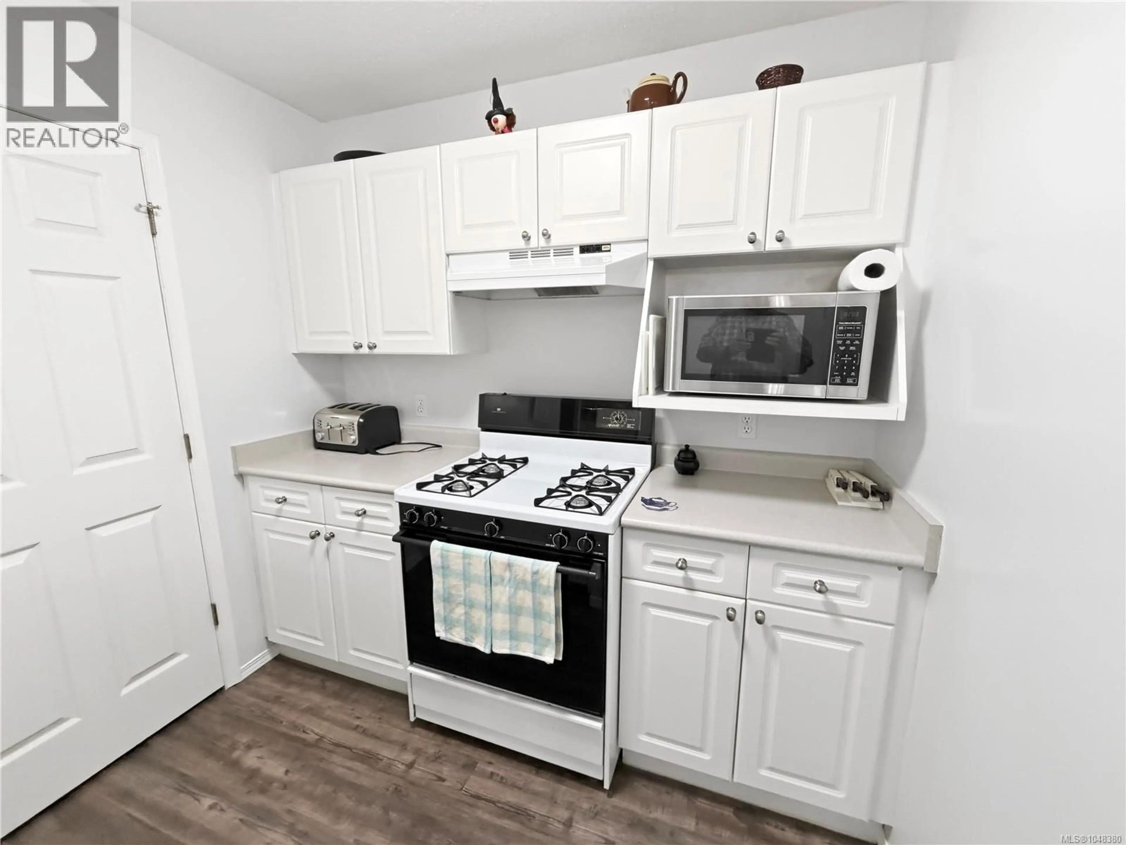 Standard kitchen, wood/laminate floor for 310 - 1105 HENRY ROAD, Courtenay British Columbia V9J1L0