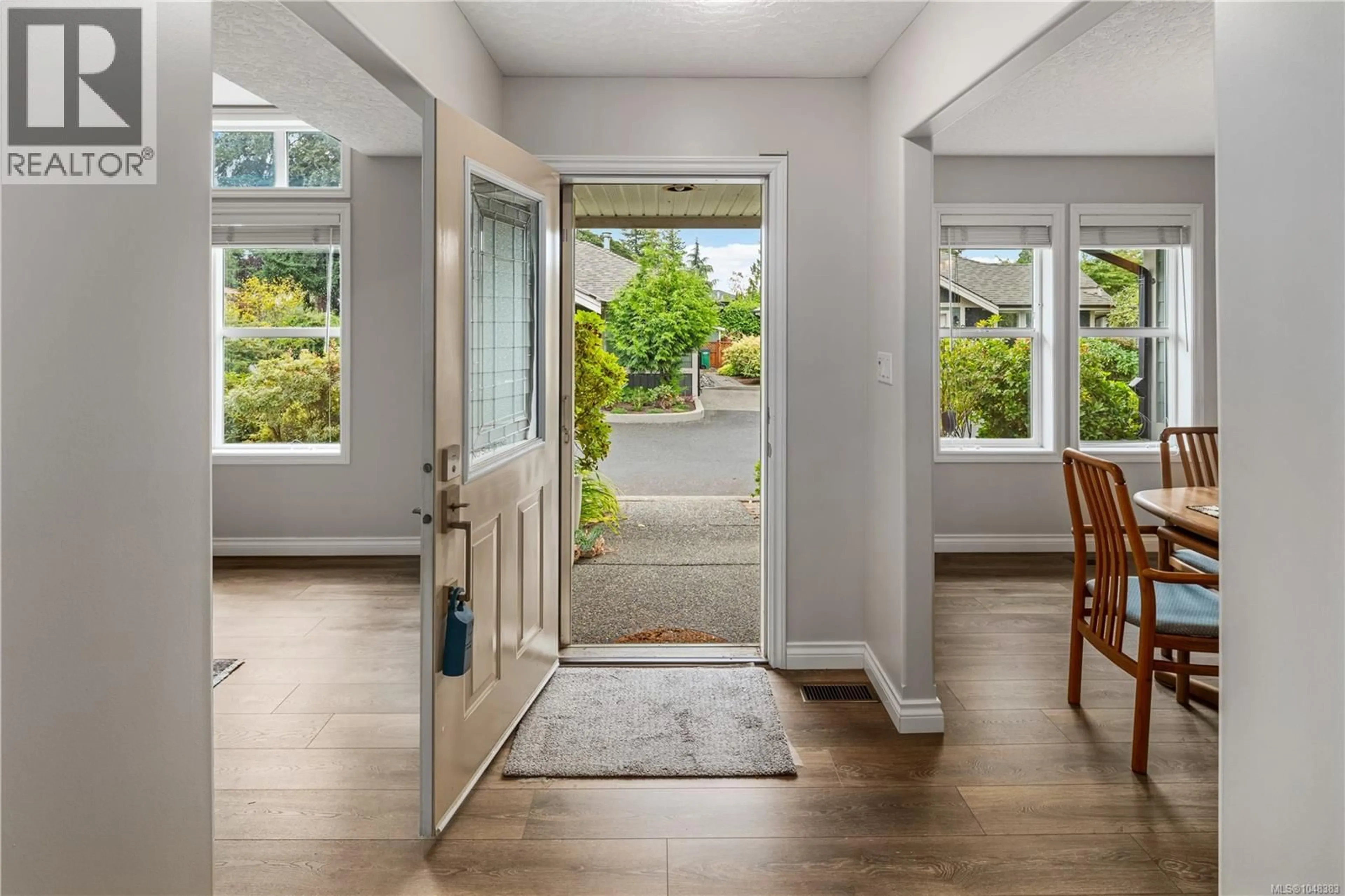 Indoor entryway for 6 - 707 GREENLEA DRIVE, Saanich British Columbia V8Z3E7
