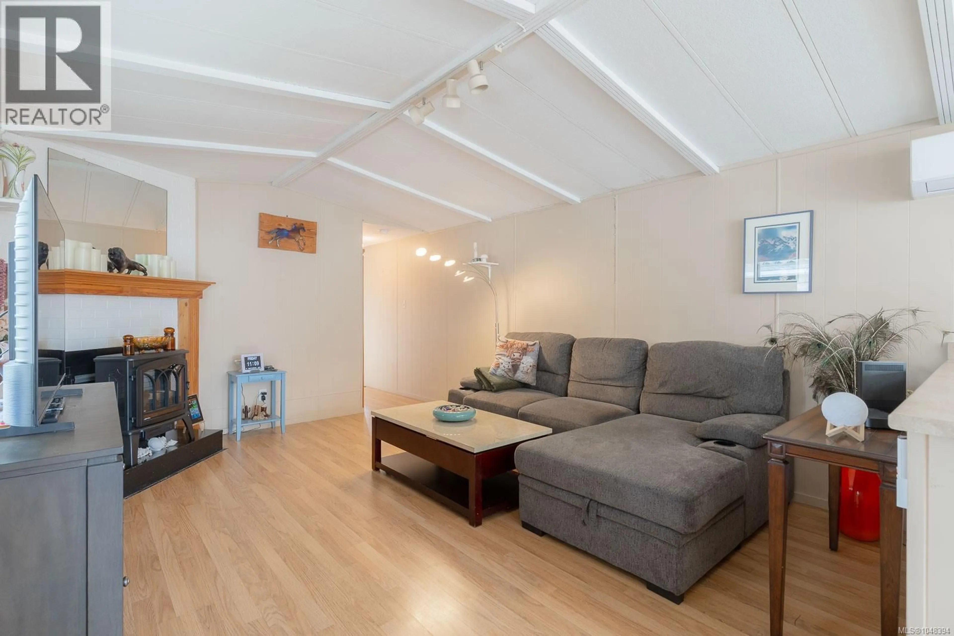 Living room with furniture, wood/laminate floor for 76 - 6325 METRAL DRIVE, Nanaimo British Columbia V9T6P9