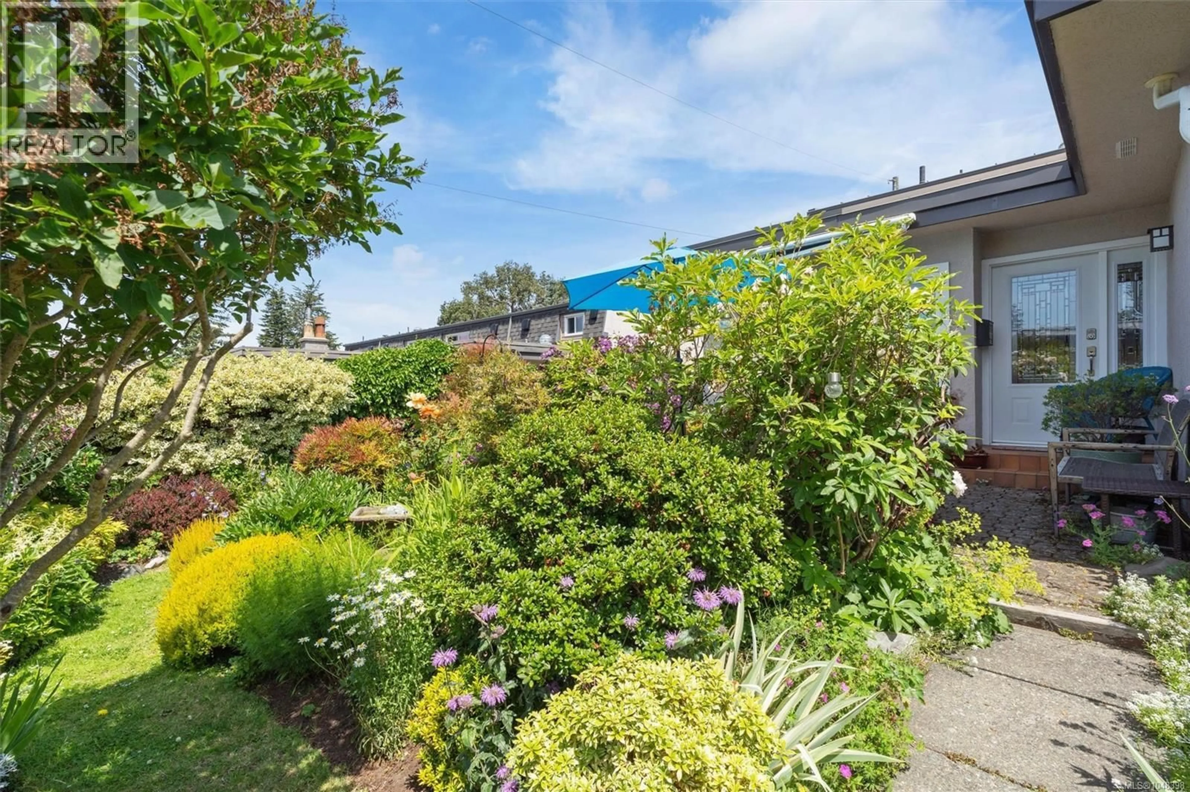 Patio, street for 7 - 3060 HARRIET ROAD, Saanich British Columbia V9A1T5