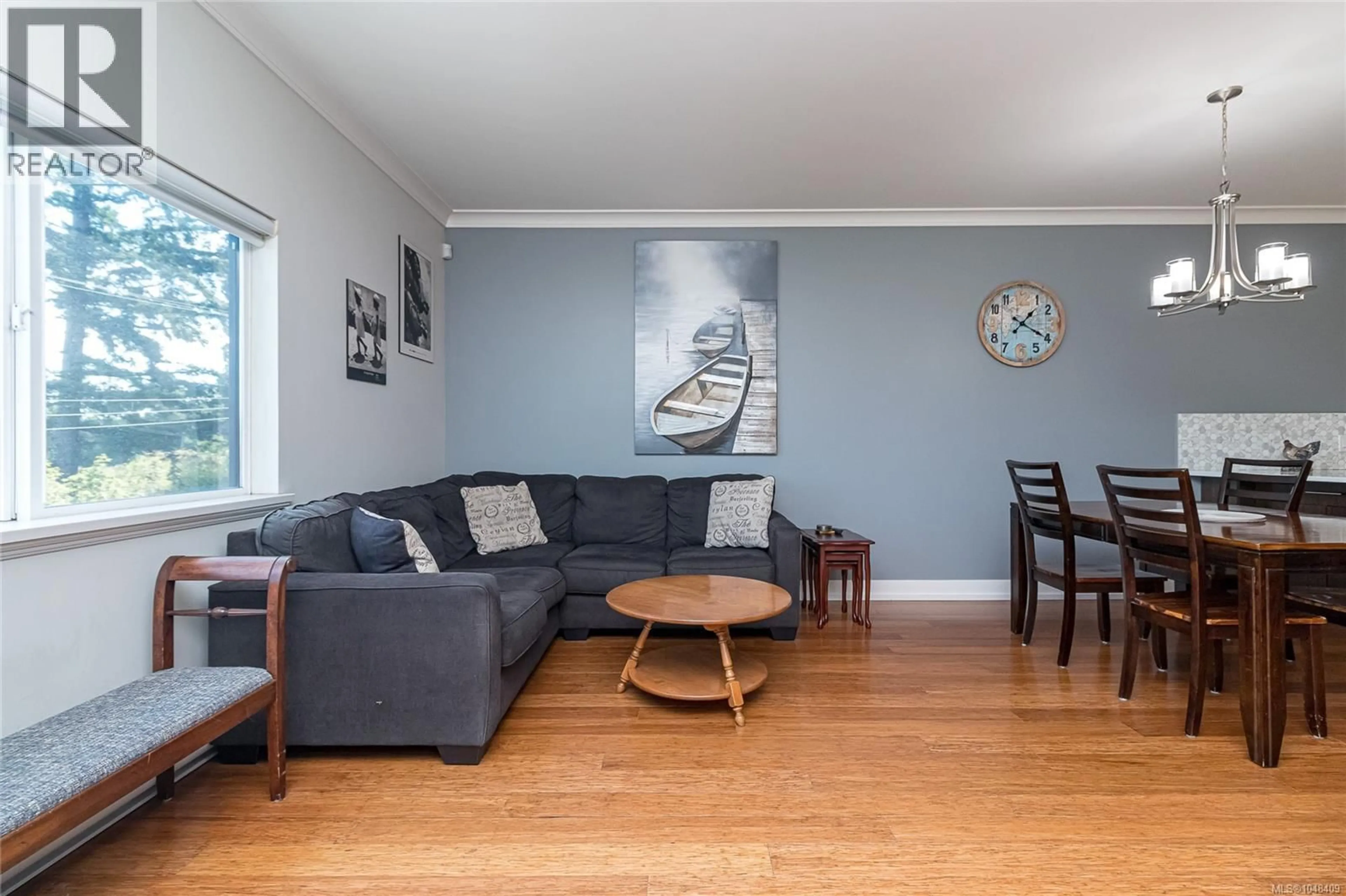 Living room with furniture, wood/laminate floor for 7 - 2321 ISLAND VIEW ROAD, Central Saanich British Columbia V8Z0C9