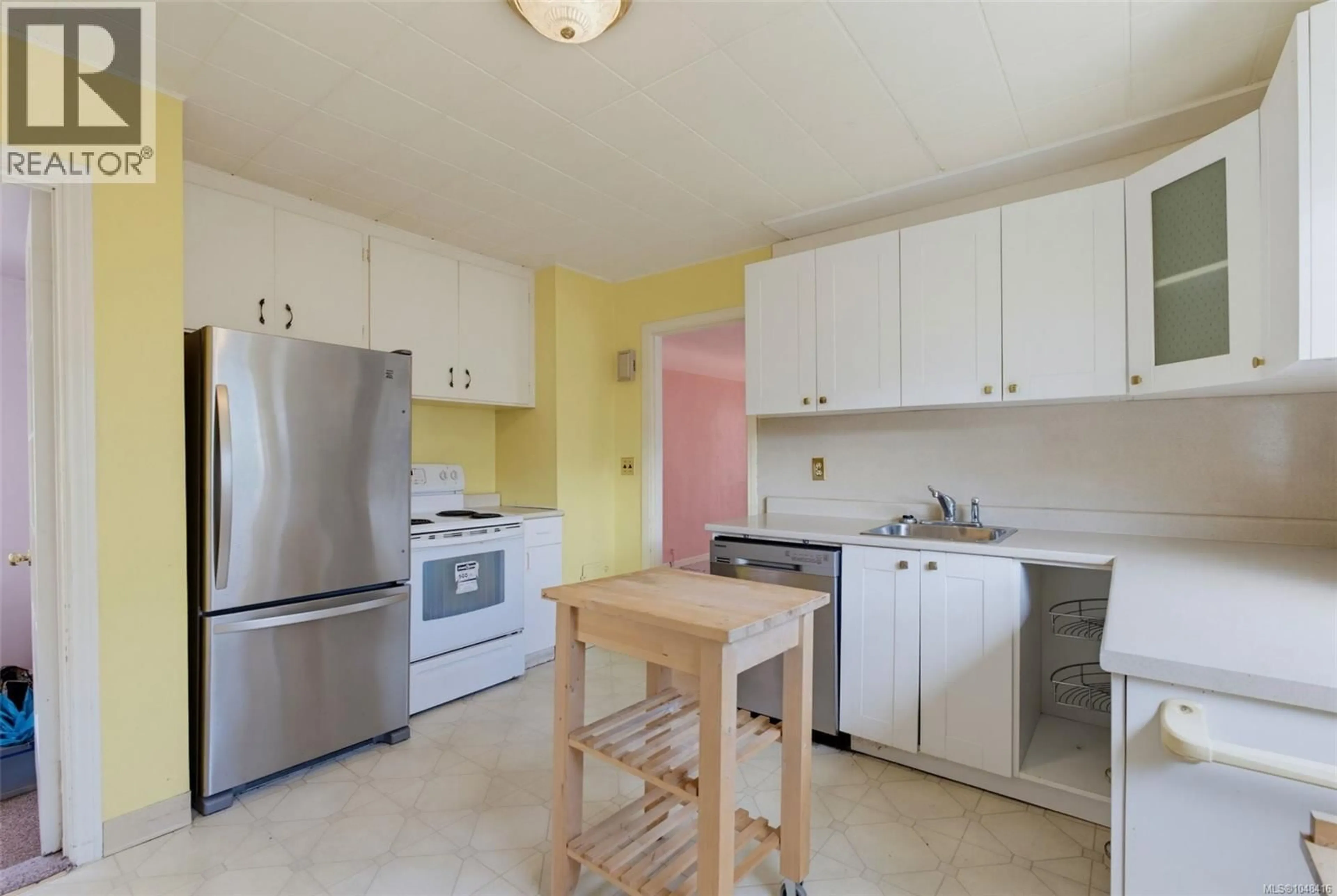 Standard kitchen, unknown for 131 MICHIGAN STREET, Victoria British Columbia V8V1R2