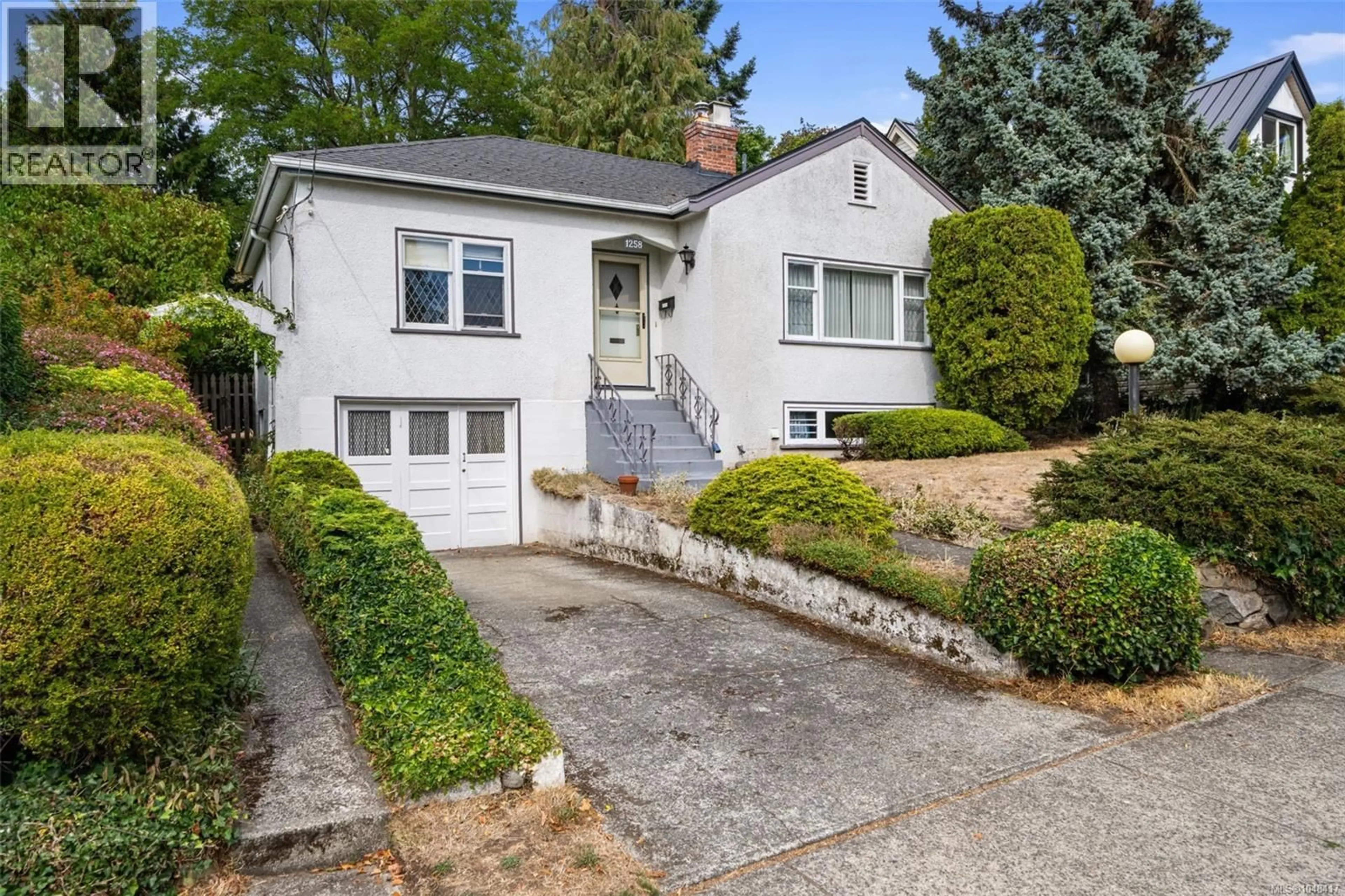 Home with vinyl exterior material, street for 1258 ROCKLAND AVENUE, Victoria British Columbia V8V3J2