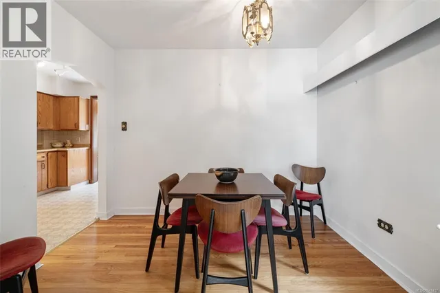 1258 ROCKLAND AVENUE, Victoria 5
