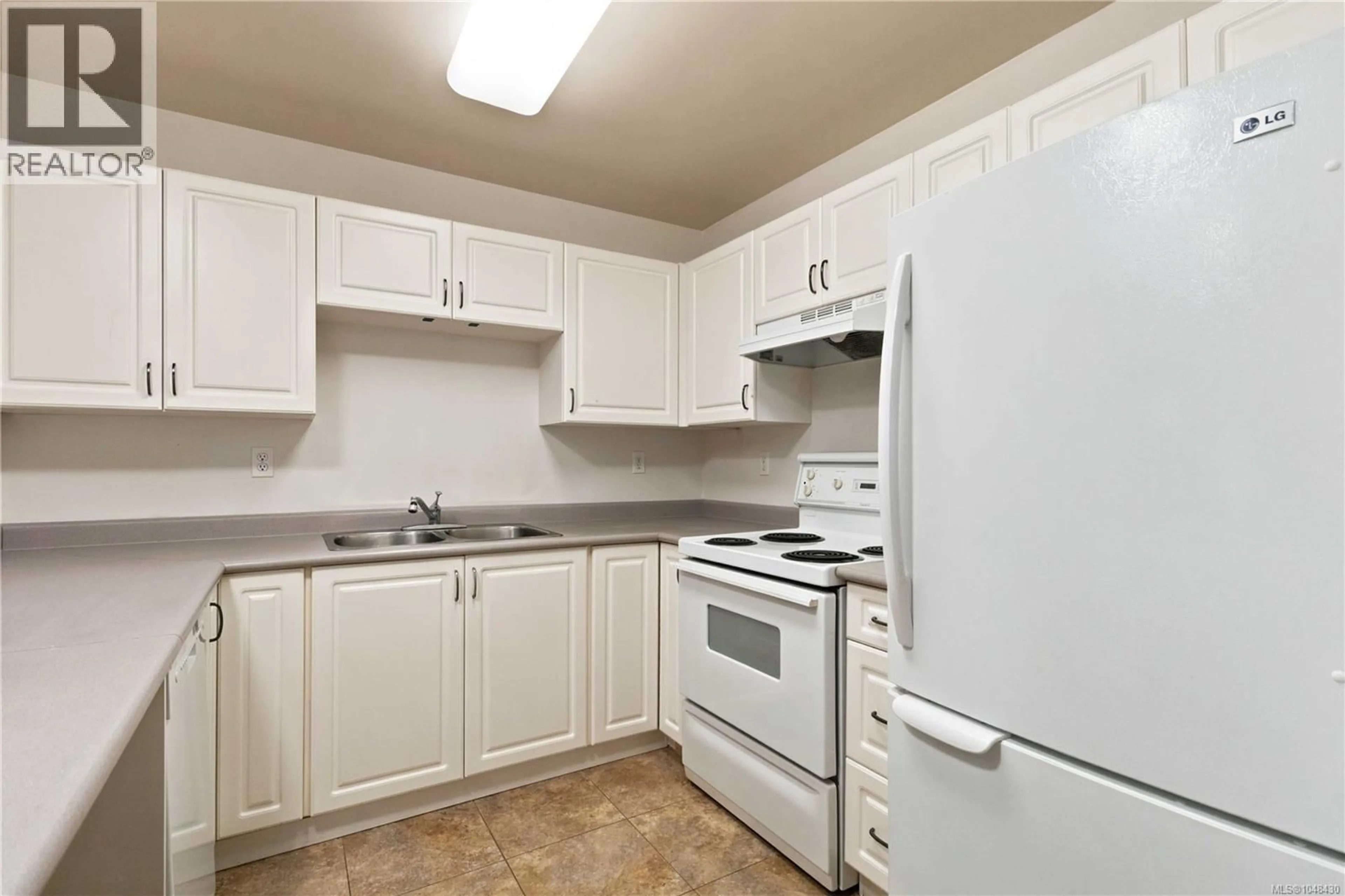 Standard kitchen, unknown for 304 - 290 ISLAND HIGHWAY, View Royal British Columbia V9B1G5