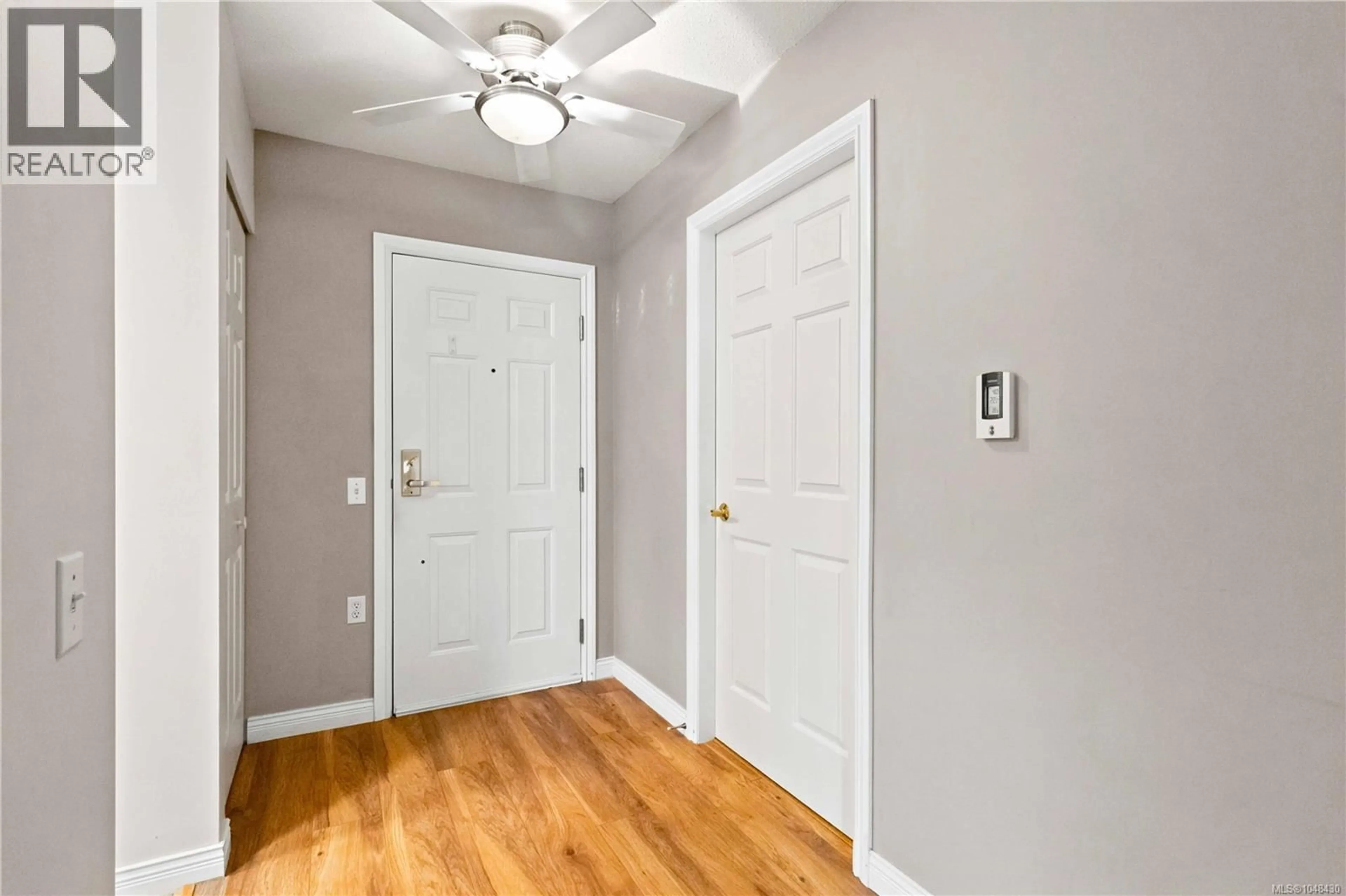 Indoor entryway for 304 - 290 ISLAND HIGHWAY, View Royal British Columbia V9B1G5