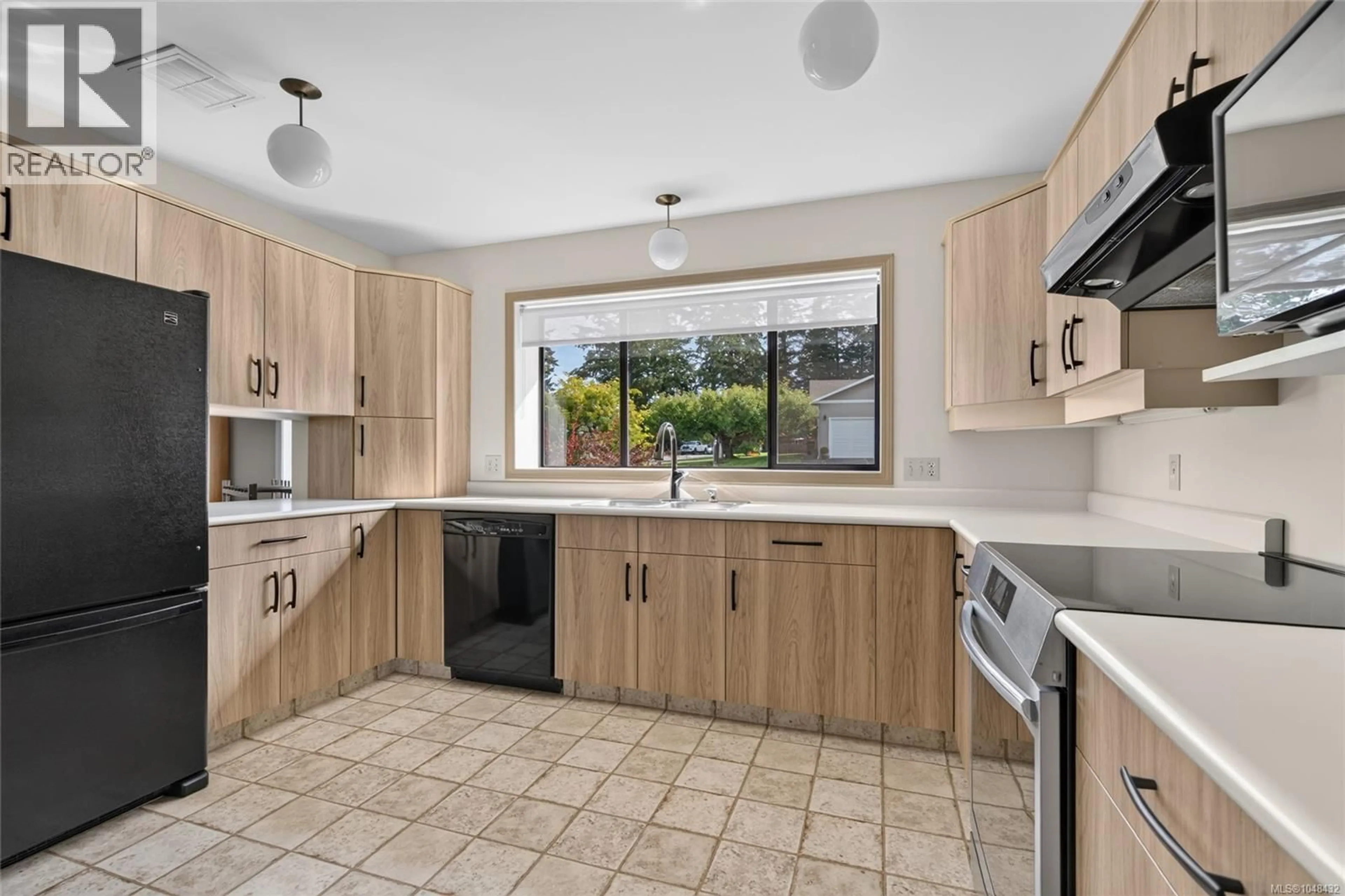 Standard kitchen, ceramic/tile floor for 1125 MARIN PARK DRIVE, Central Saanich British Columbia V8M1E8