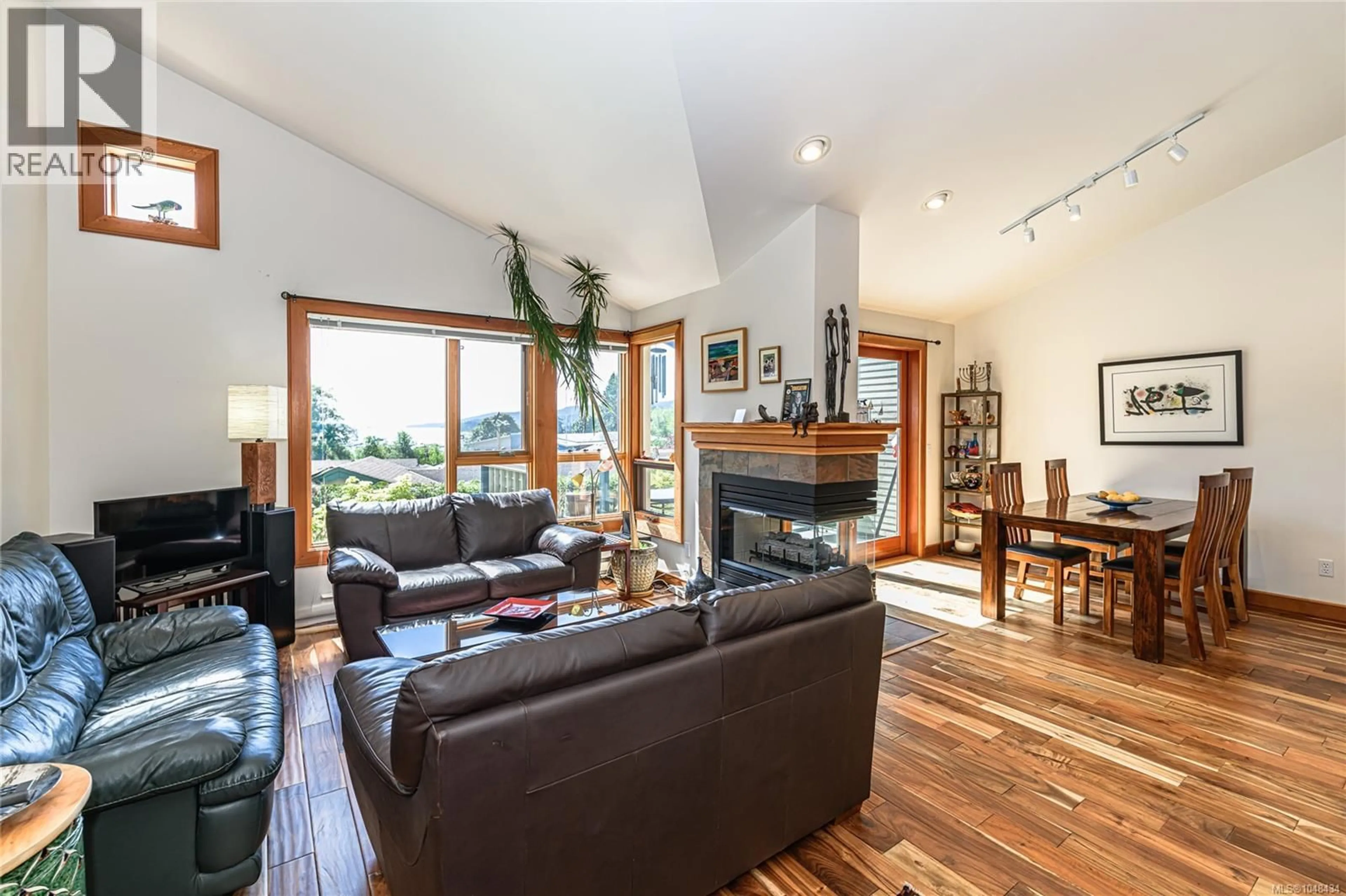 Living room with furniture, wood/laminate floor for 20 - 133 CORBETT ROAD, Salt Spring British Columbia V8K2W6