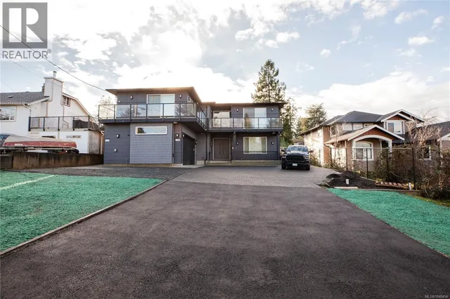 741 SNOWDROP AVENUE, Saanich 2