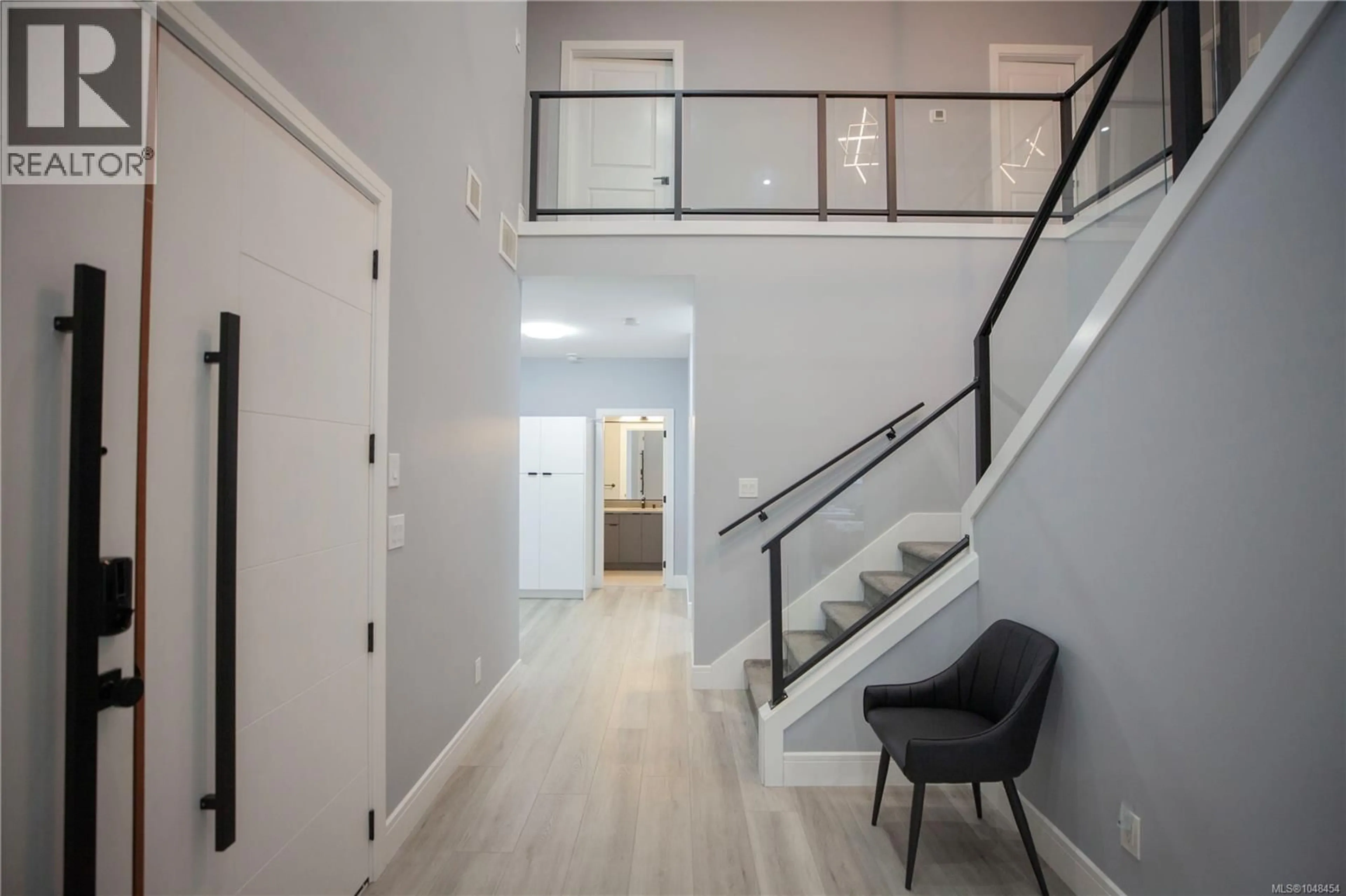 Indoor foyer for 741 SNOWDROP AVENUE, Saanich British Columbia V8Z2N3